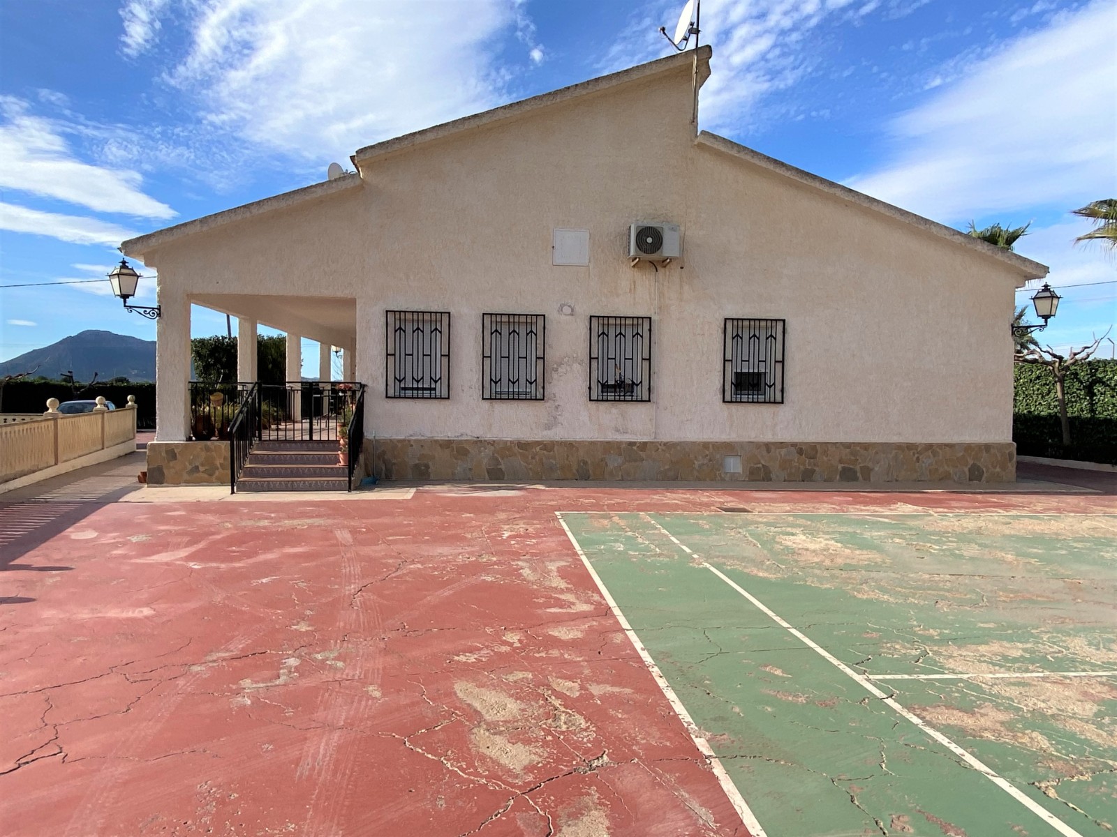 Finca, 4 Slaapkamers, Sax, Alicante met Zwembad en Tennisbaan