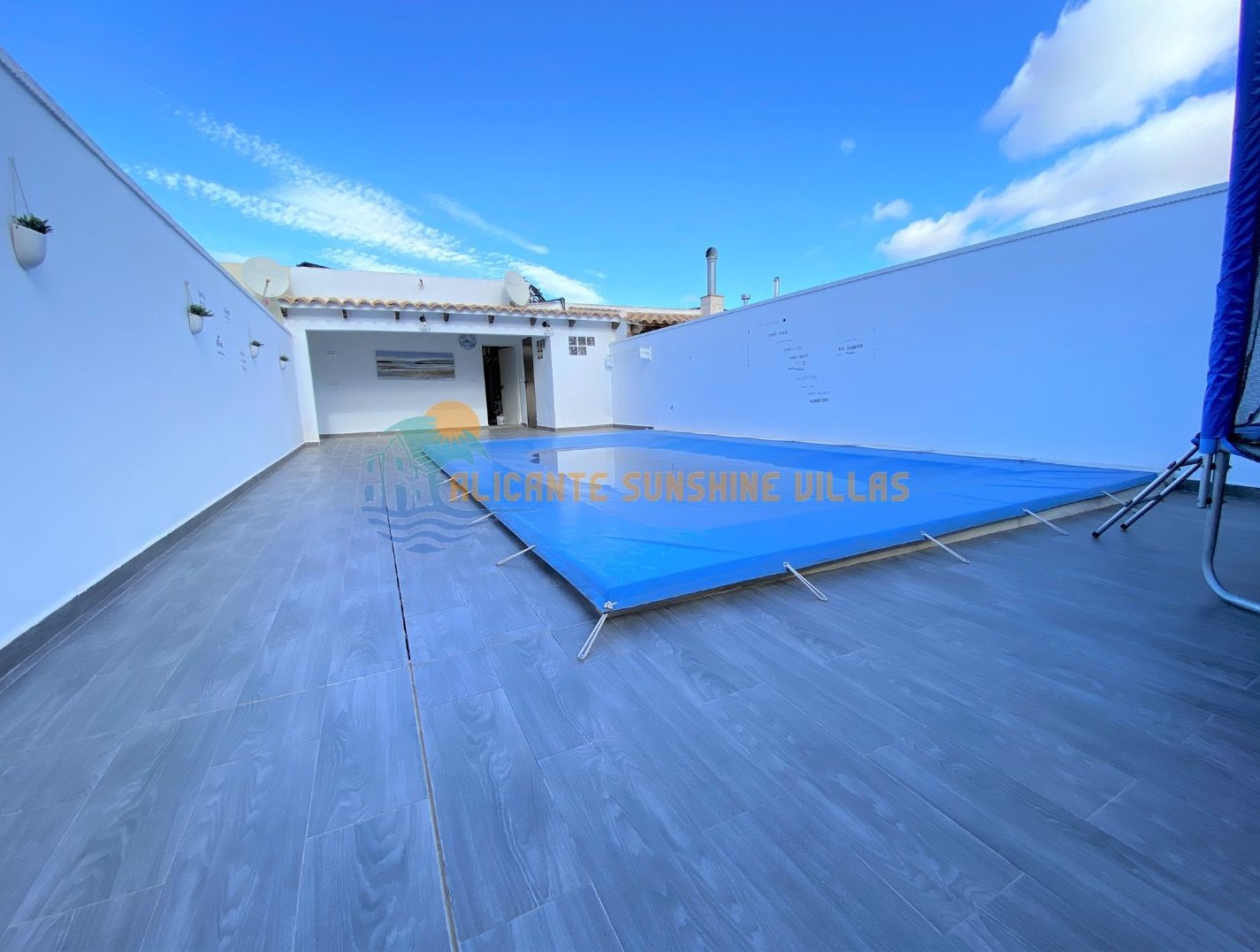Townhouse 4 Bedrooms, Private Pool and Garage in Salinas