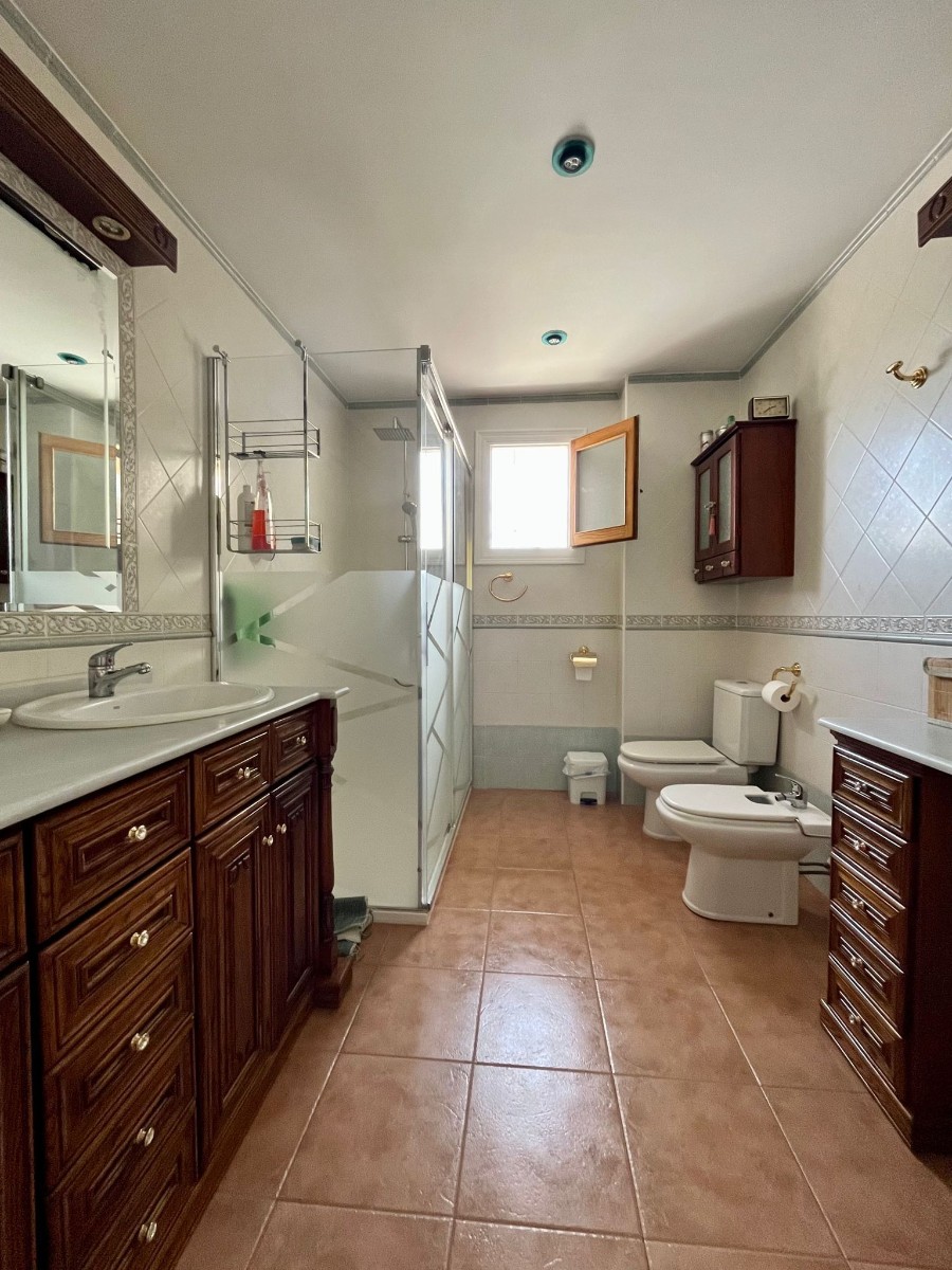Townhouse with 4 Beds, Pool, and Garage in Sax, Alicante