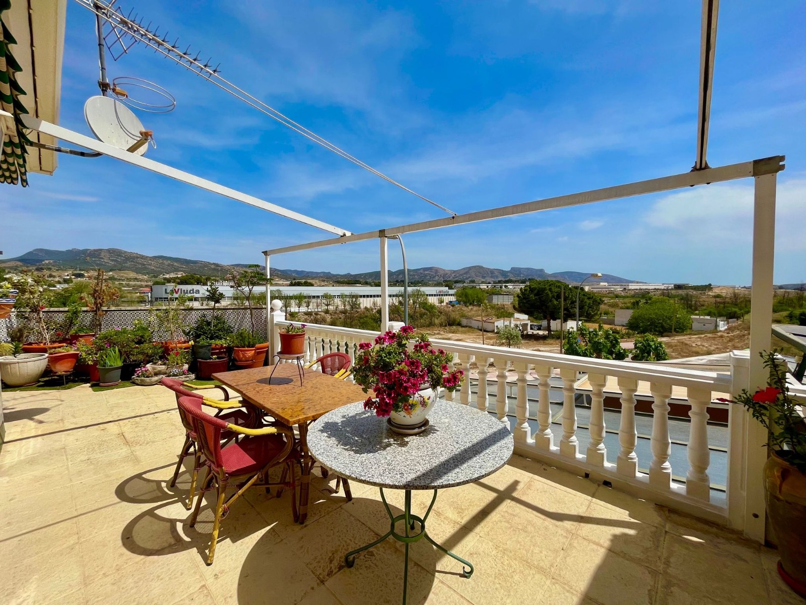 Townhouse with 4 Beds, Pool, and Garage in Sax, Alicante