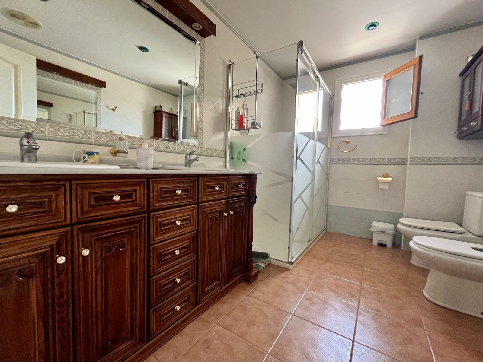 Townhouse with 4 Beds, Pool, and Garage in Sax, Alicante