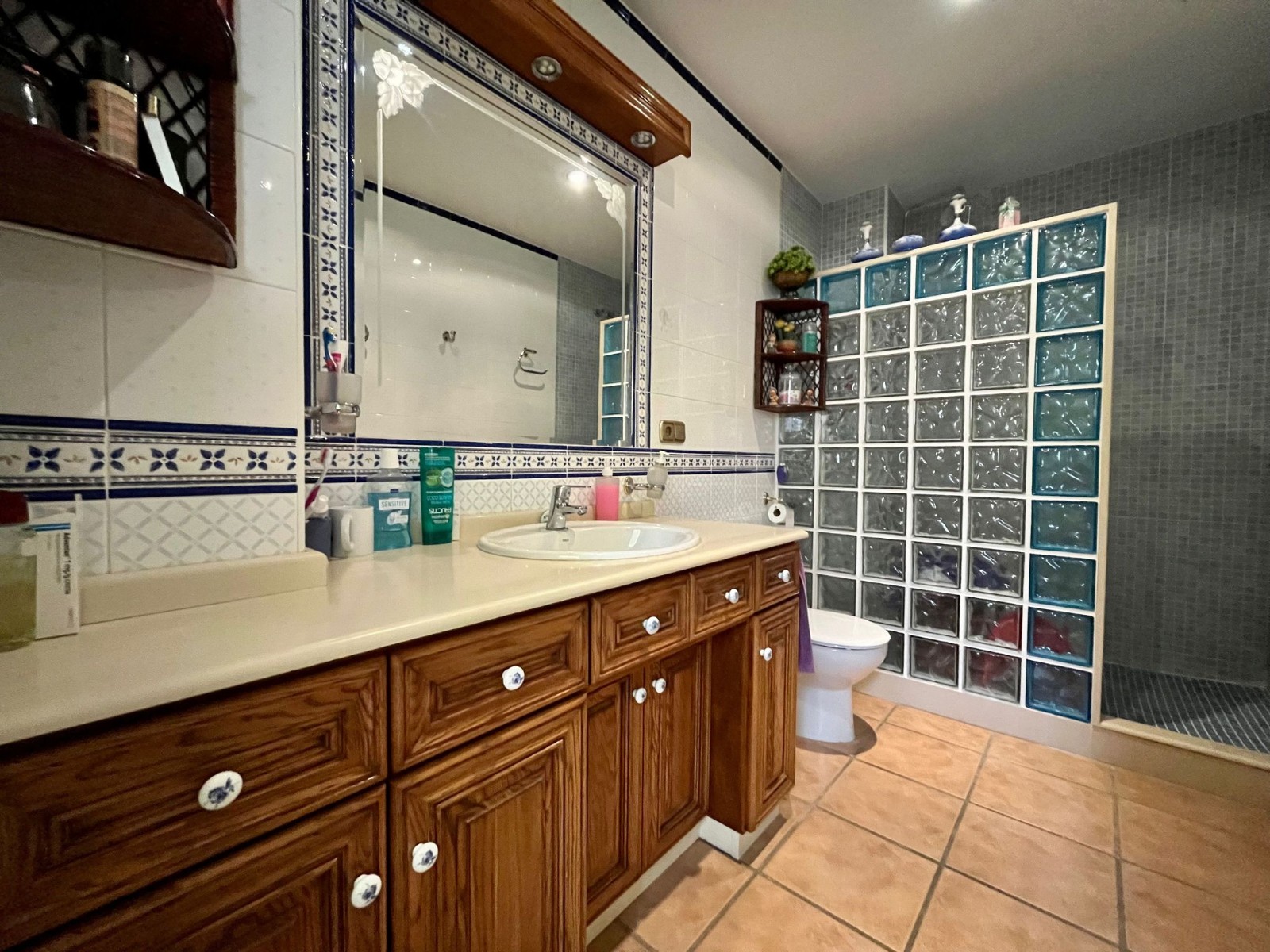 Townhouse with 4 Beds, Pool, and Garage in Sax, Alicante