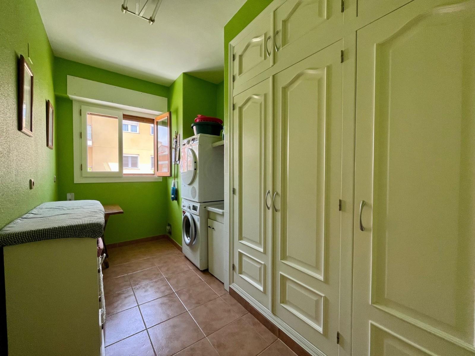 Townhouse with 4 Beds, Pool, and Garage in Sax, Alicante