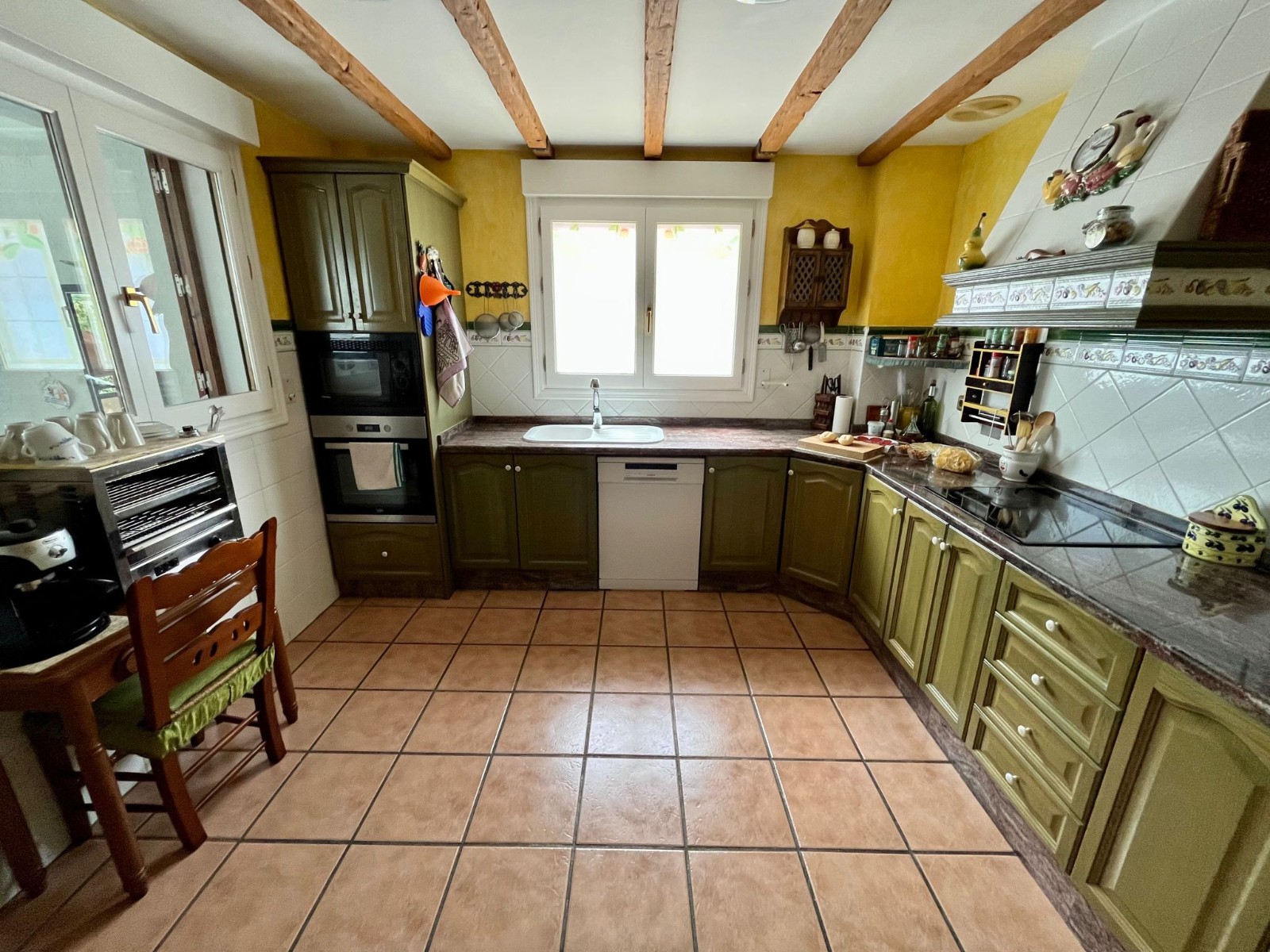 Townhouse with 4 Beds, Pool, and Garage in Sax, Alicante