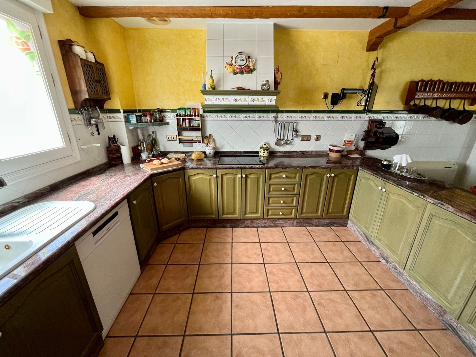 Townhouse with 4 Beds, Pool, and Garage in Sax, Alicante