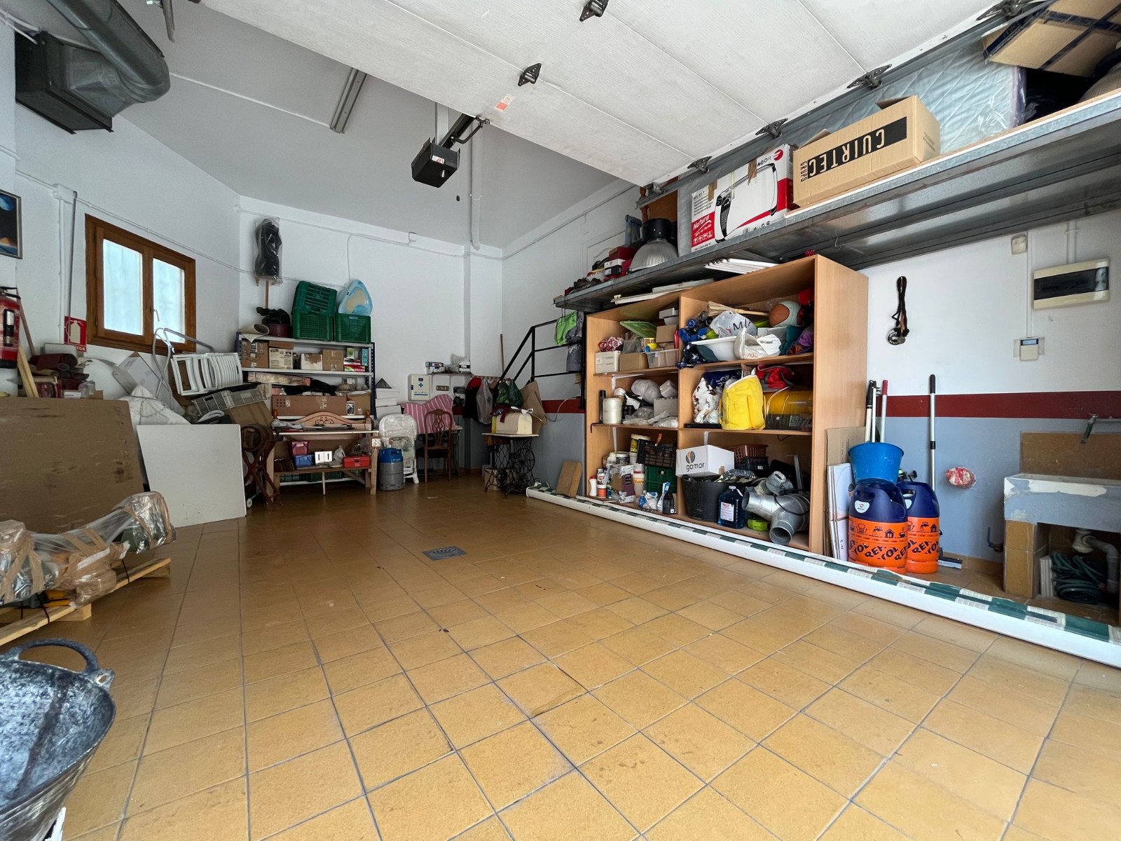 Townhouse with 4 Beds, Pool, and Garage in Sax, Alicante
