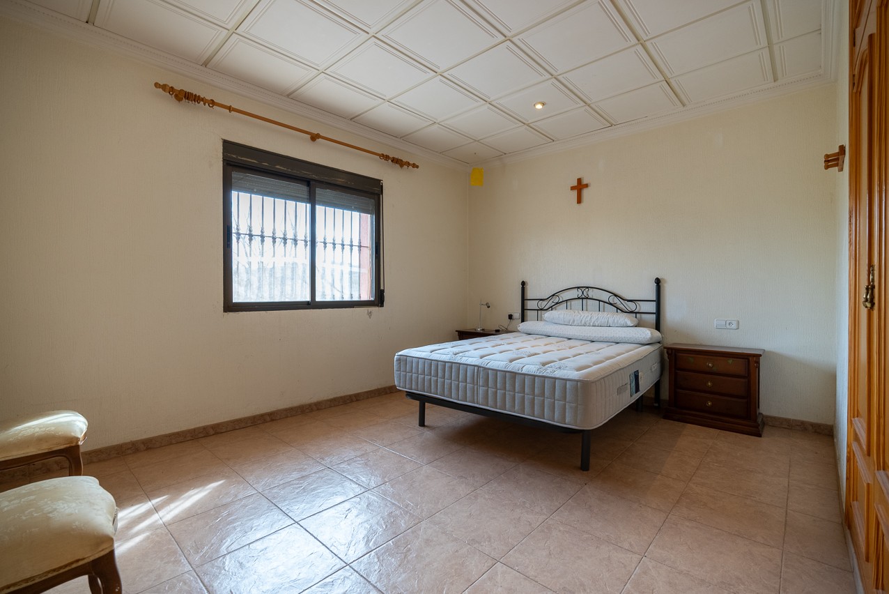 Villa, 6 Beds, Monóvar, Alicante with Large Plot and Mountain Views