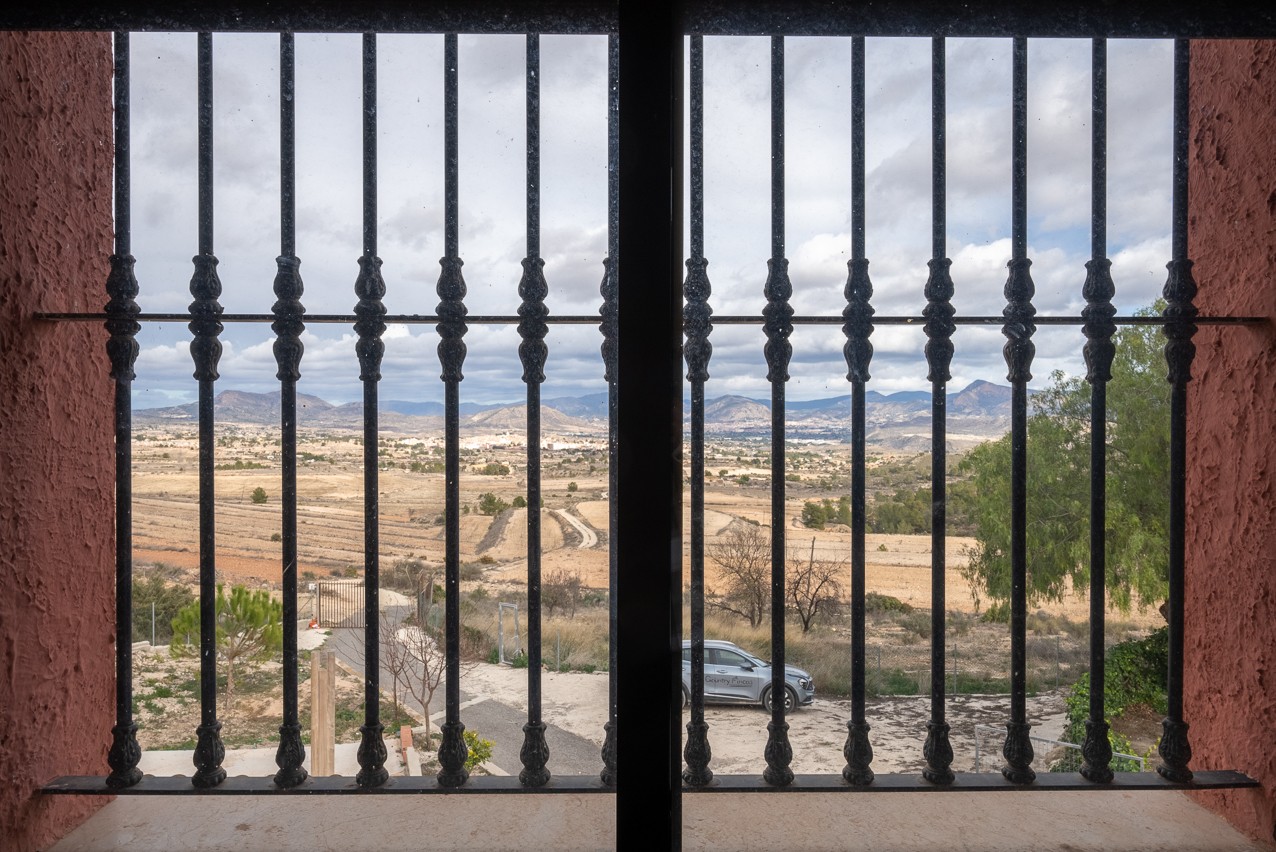 Villa, 6 Beds, Monóvar, Alicante with Large Plot and Mountain Views