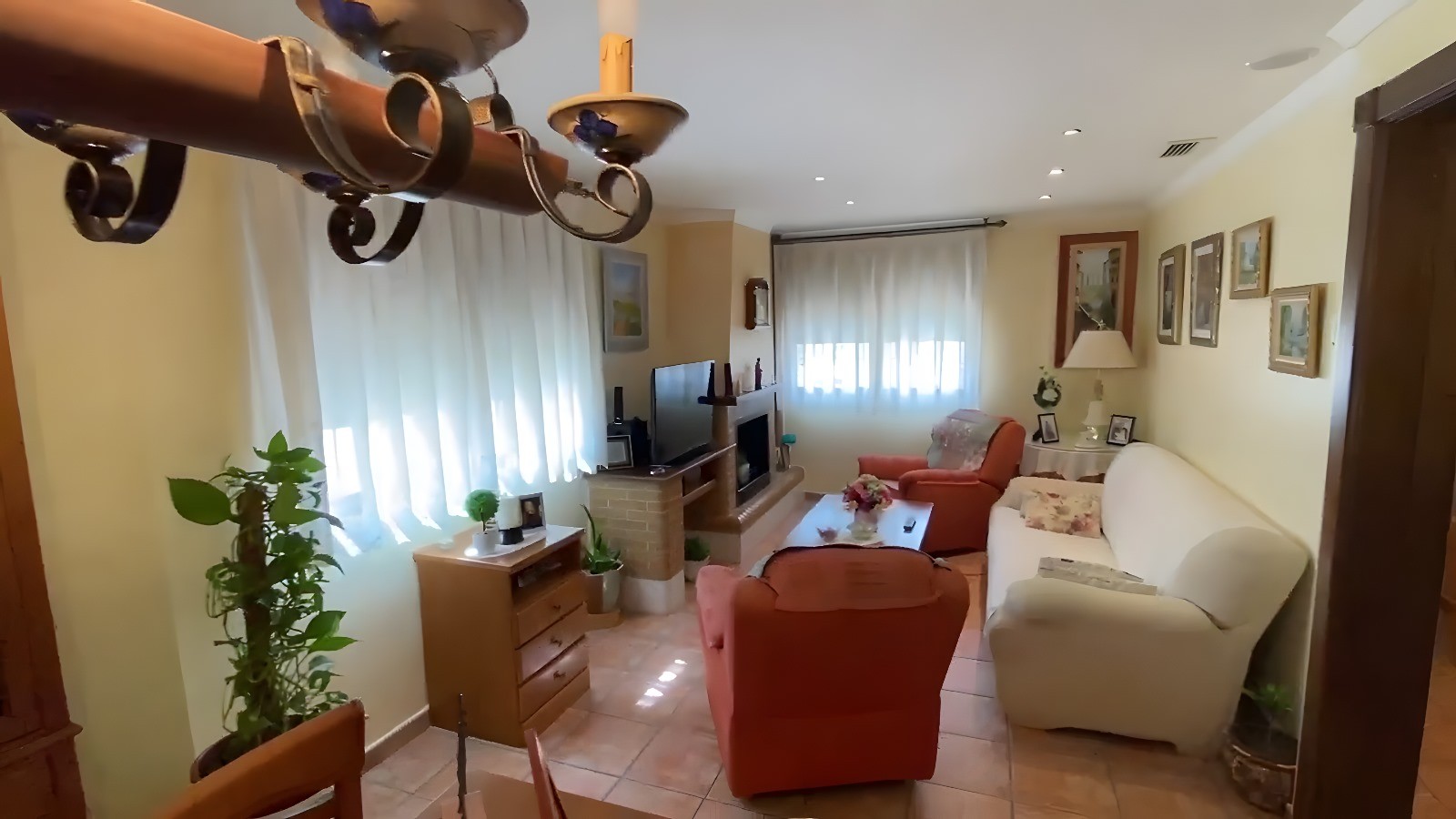 Rijwoning met 5 Slaapkamers in Sax, Alicante met Garage en Terras