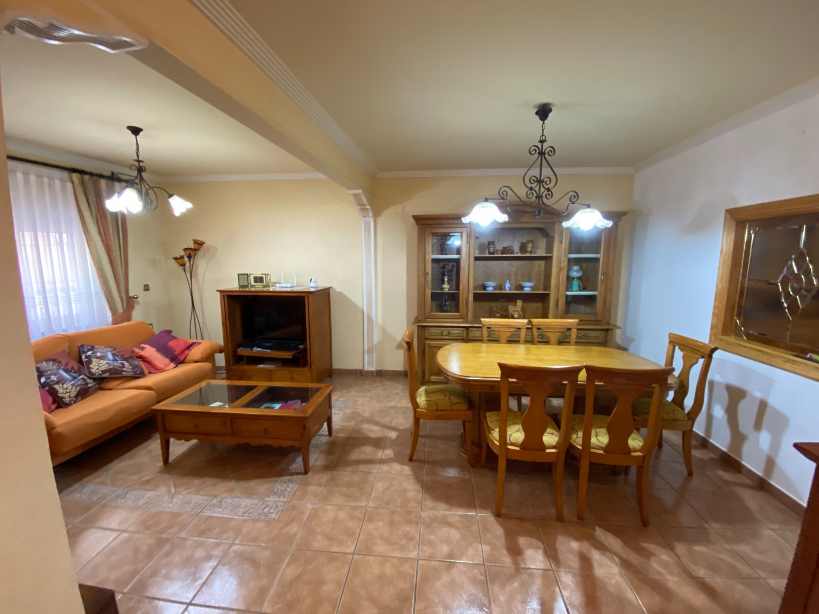 Stadswoning 5 Slaapkamers Sax Alicante met Garage en Terras