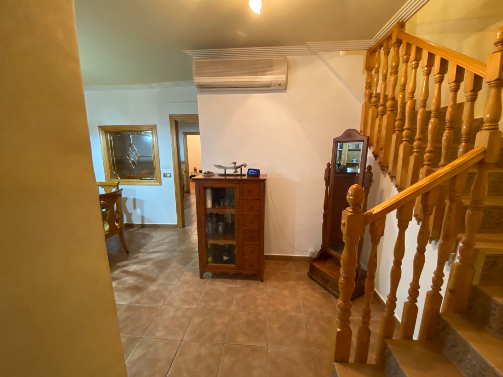 Stadswoning 5 Slaapkamers Sax Alicante met Garage en Terras