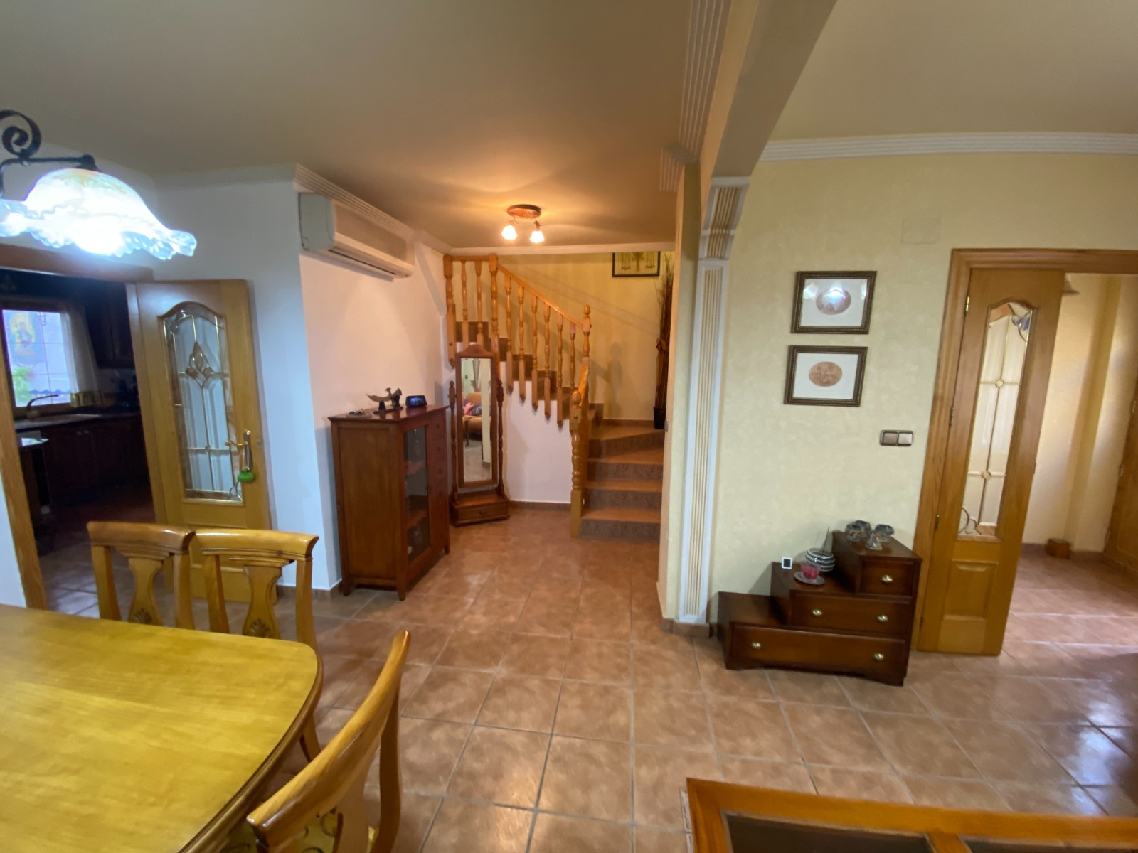 Stadswoning 5 Slaapkamers Sax Alicante met Garage en Terras