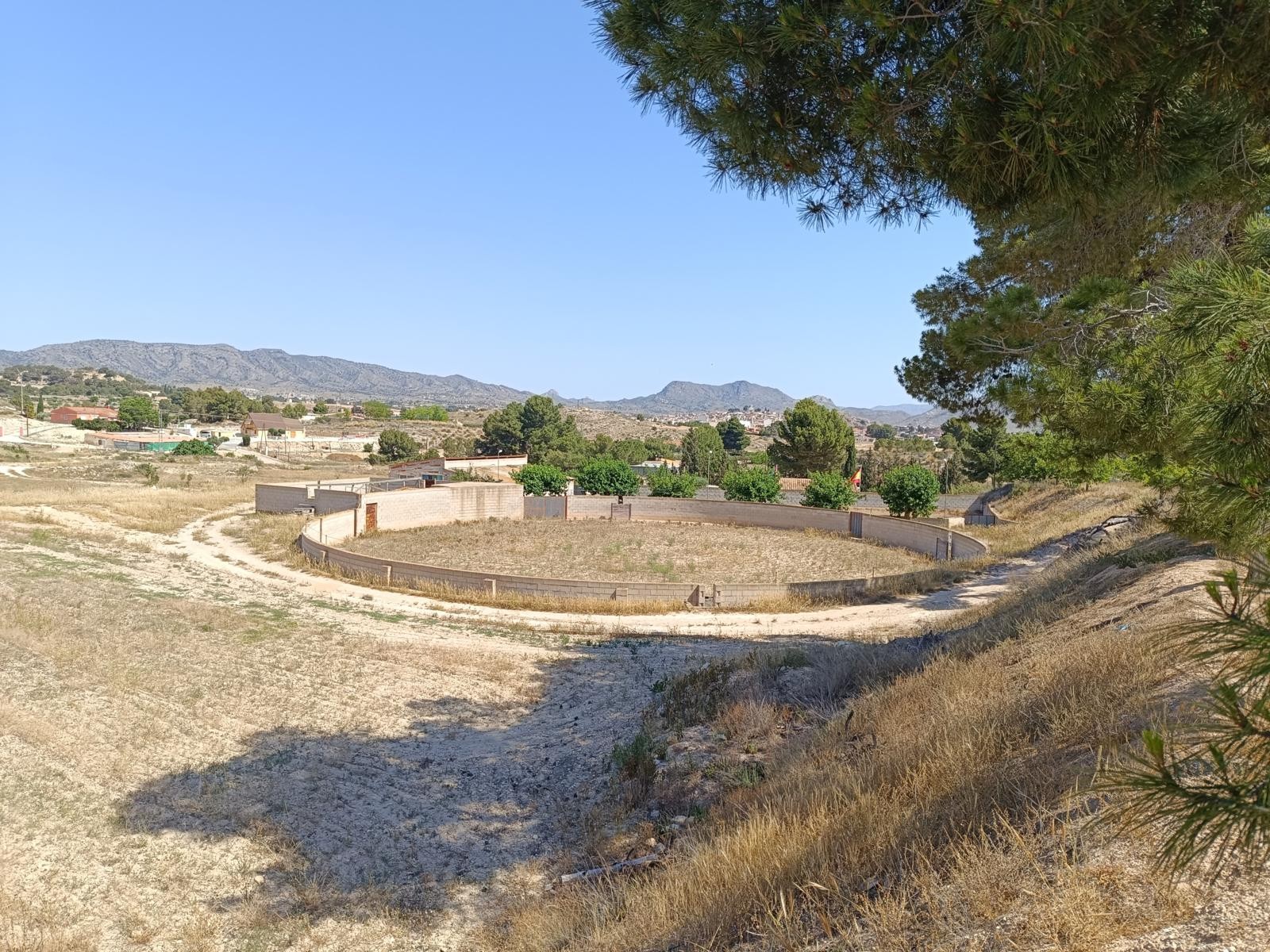 Finca 6 Slaapkamers Monóvar Alicante met Uitgebreide Paardenfaciliteiten