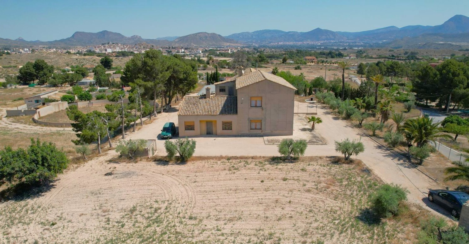 Finca 6 Slaapkamers Monóvar Alicante met Uitgebreide Paardenfaciliteiten