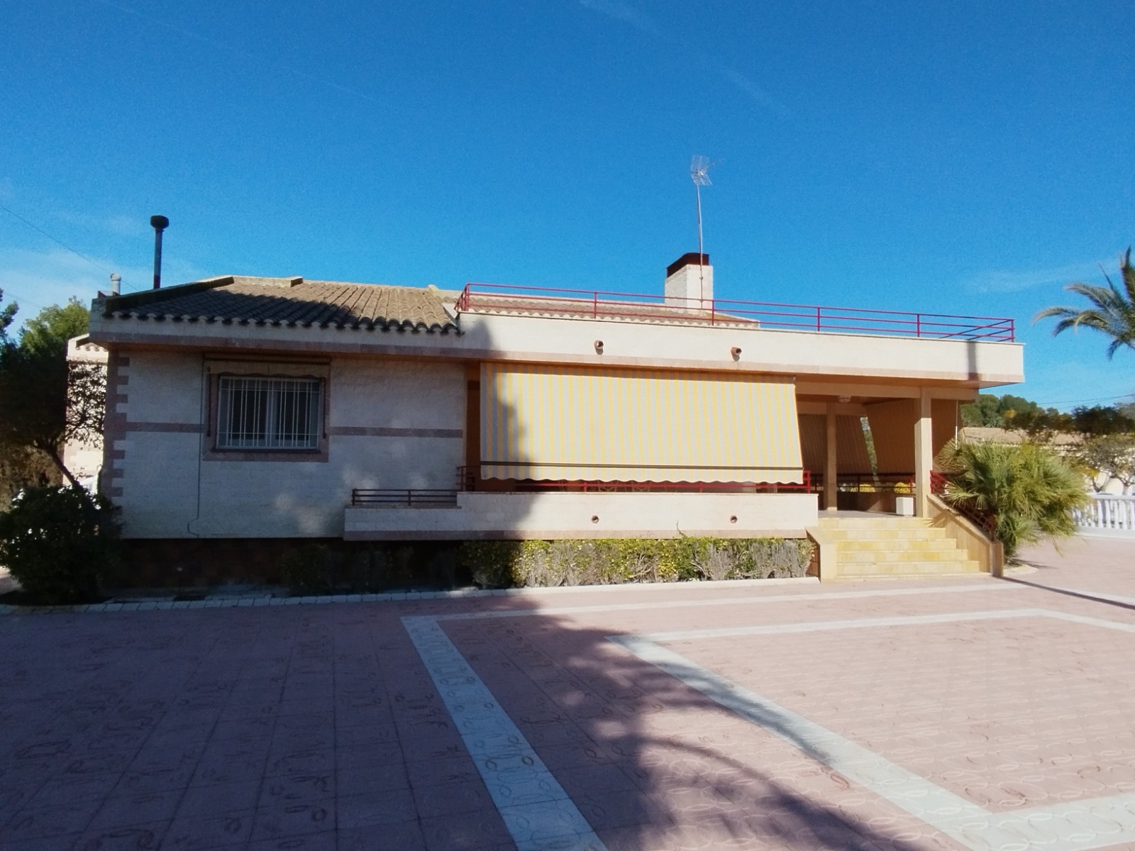 Villa met 3 Slaapkamers en Zwembad in Sax, Alicante