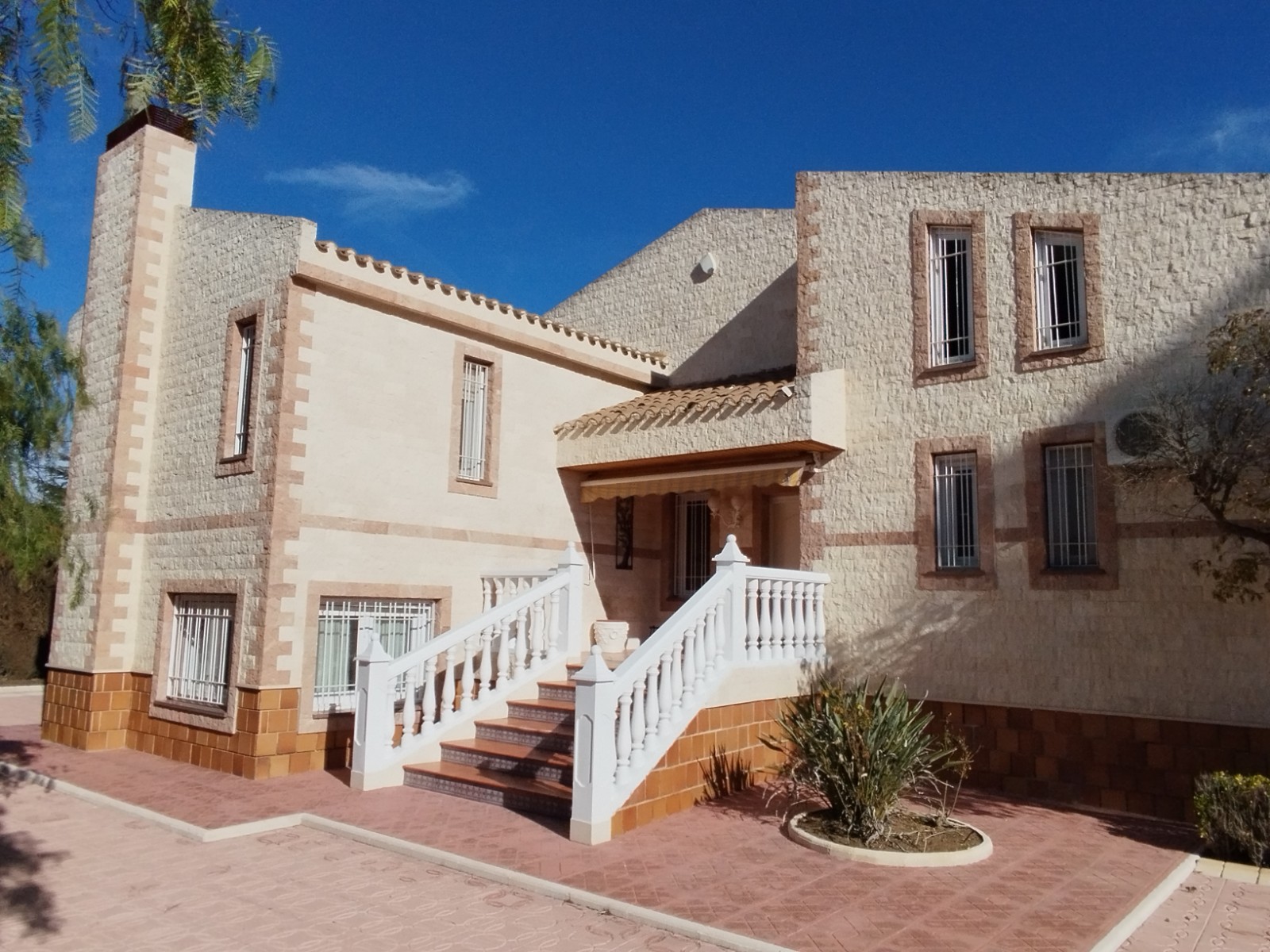 Villa met 3 Slaapkamers en Zwembad in Sax, Alicante