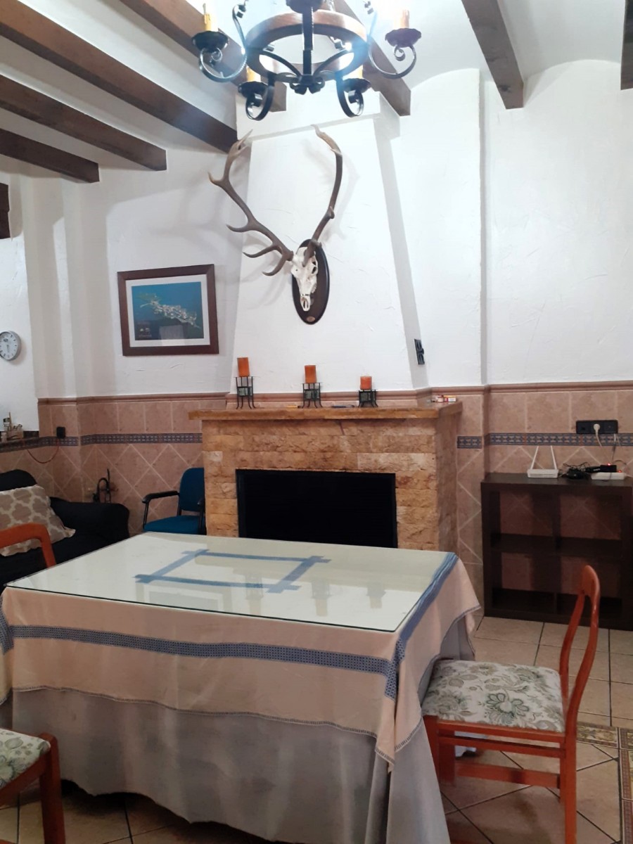 Herenhuis met 4 Slaapkamers in Sax, Alicante met Zwembad en Garage