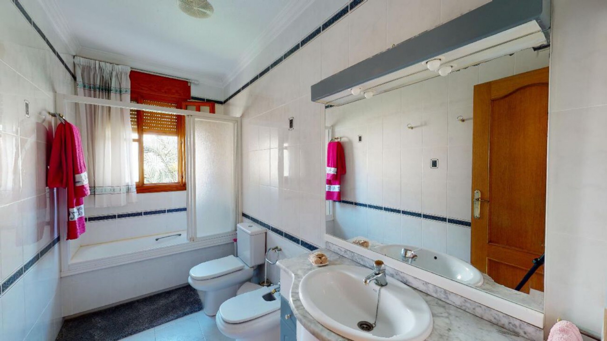 Herenhuis met 4 Slaapkamers in Sax, Alicante met Zwembad en Garage
