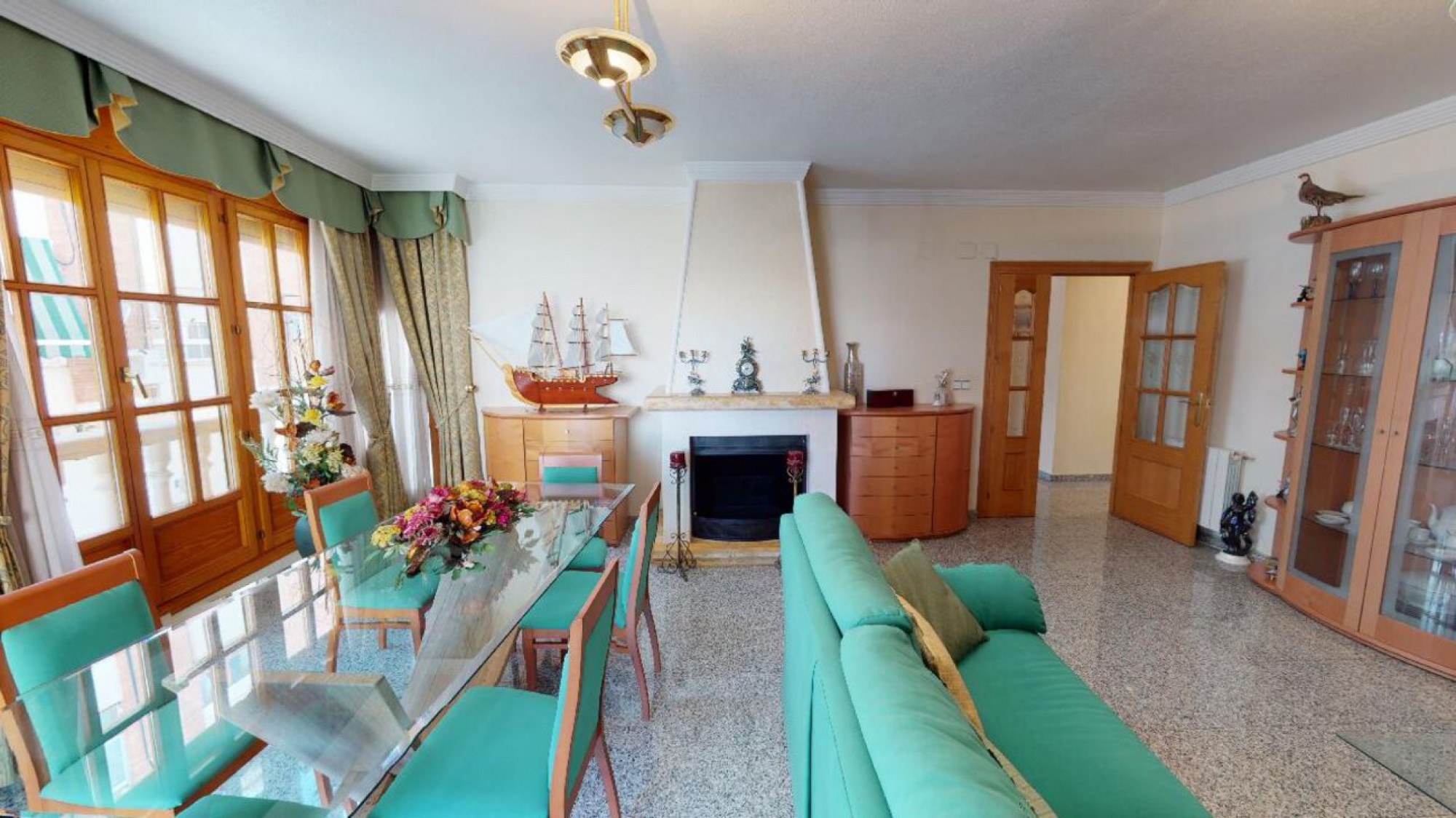 Herenhuis met 4 Slaapkamers in Sax, Alicante met Zwembad en Garage
