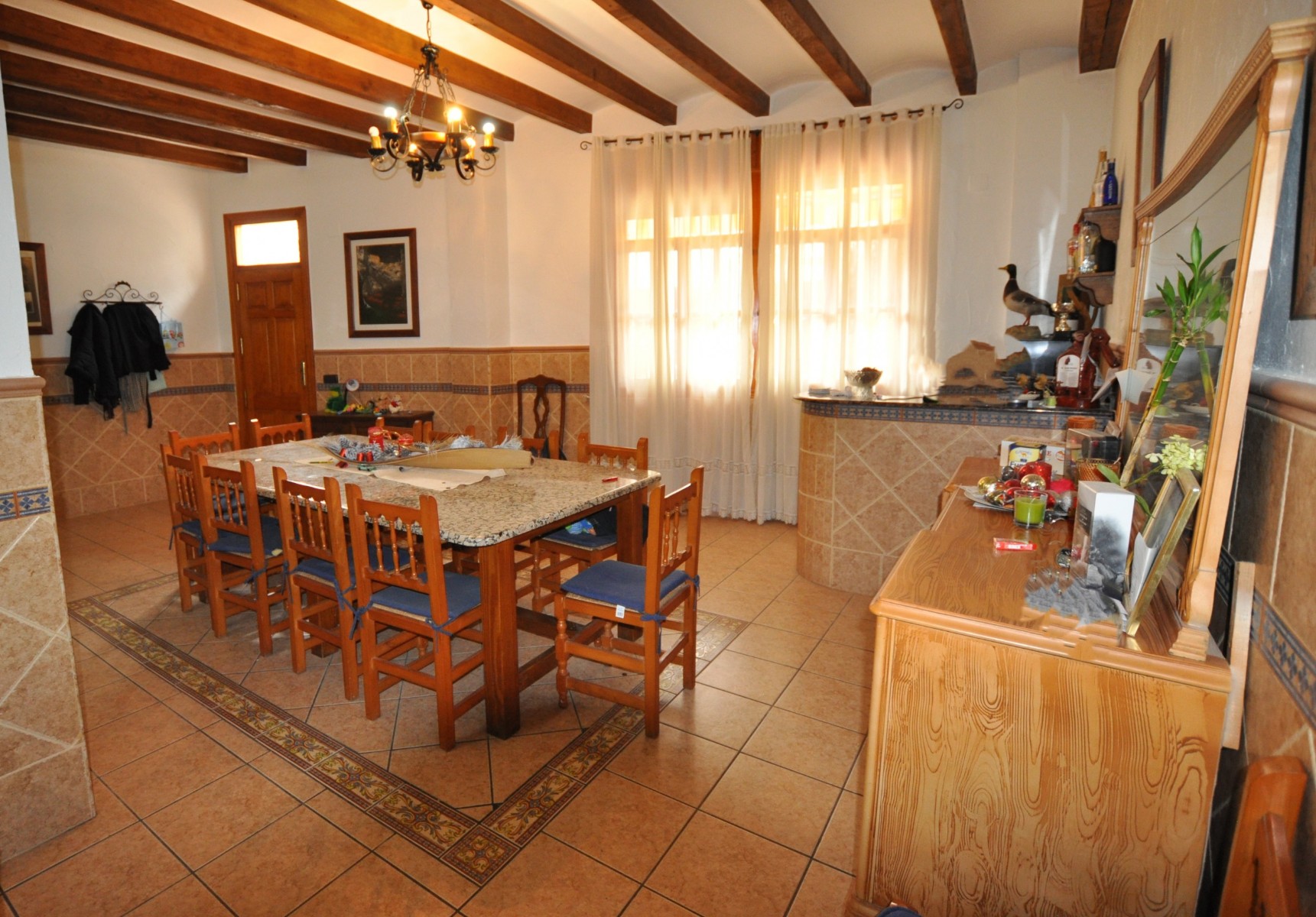 Herenhuis met 4 Slaapkamers in Sax, Alicante met Zwembad en Garage