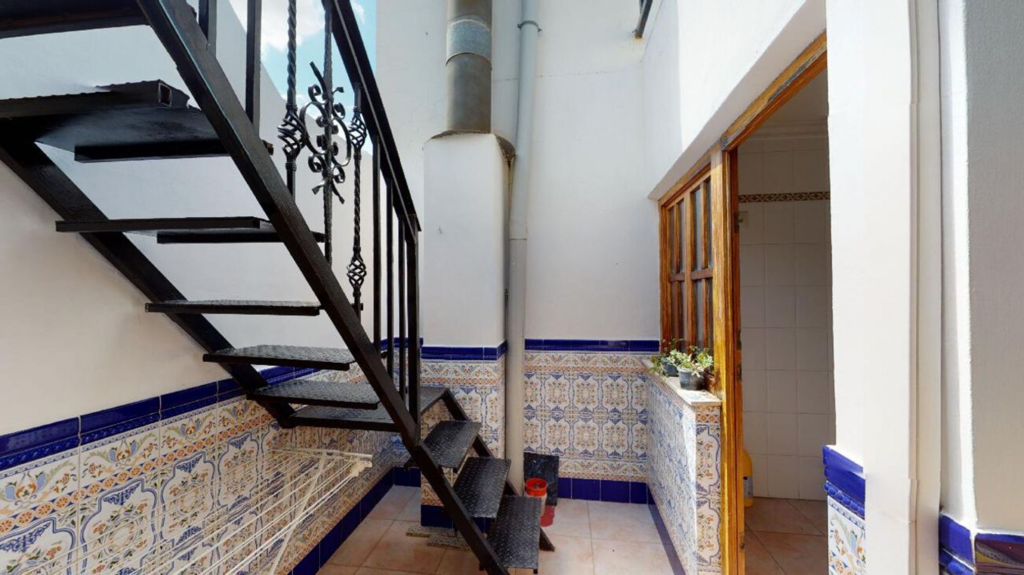 Herenhuis met 4 Slaapkamers in Sax, Alicante met Zwembad en Garage