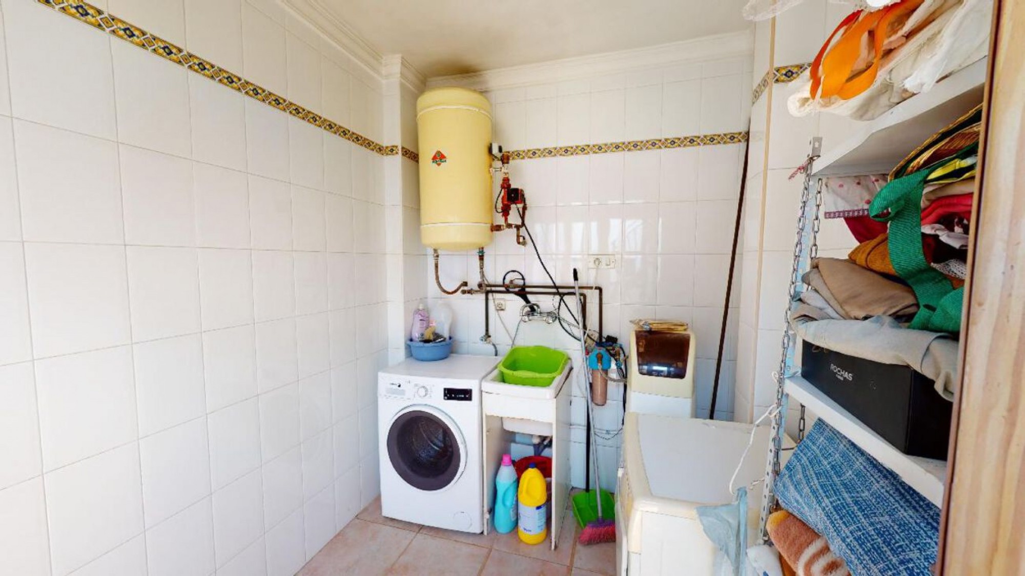 Herenhuis met 4 Slaapkamers in Sax, Alicante met Zwembad en Garage