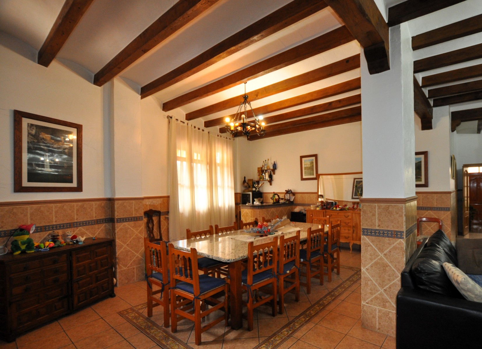 Herenhuis met 4 Slaapkamers in Sax, Alicante met Zwembad en Garage