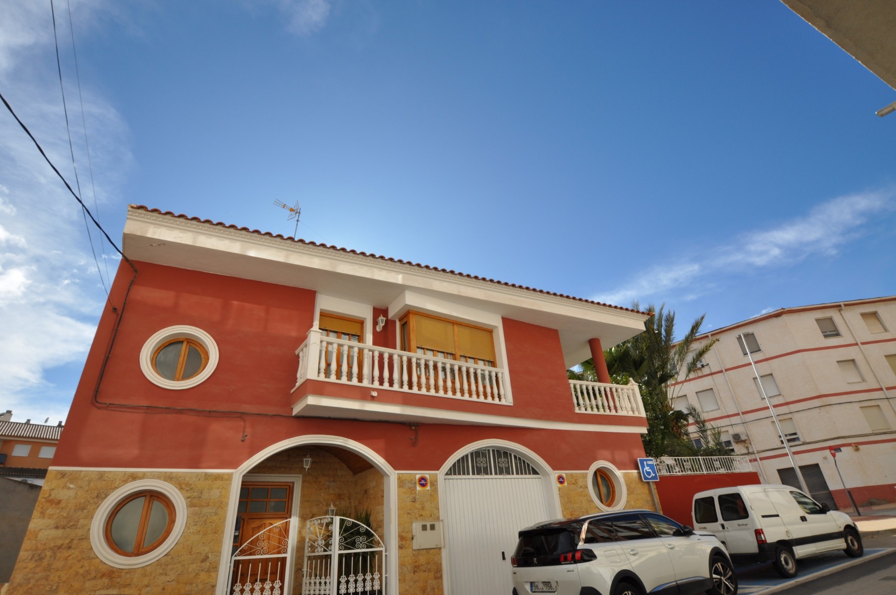 Herenhuis met 4 Slaapkamers in Sax, Alicante met Zwembad en Garage
