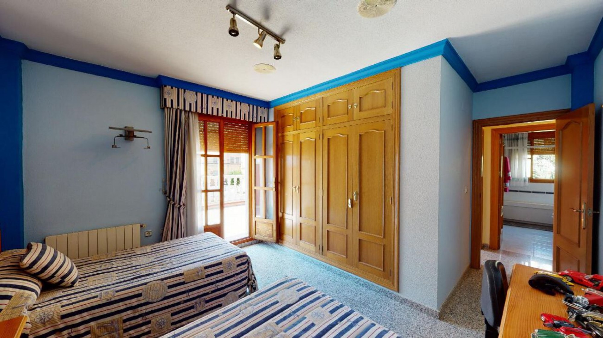 Herenhuis met 4 Slaapkamers in Sax, Alicante met Zwembad en Garage