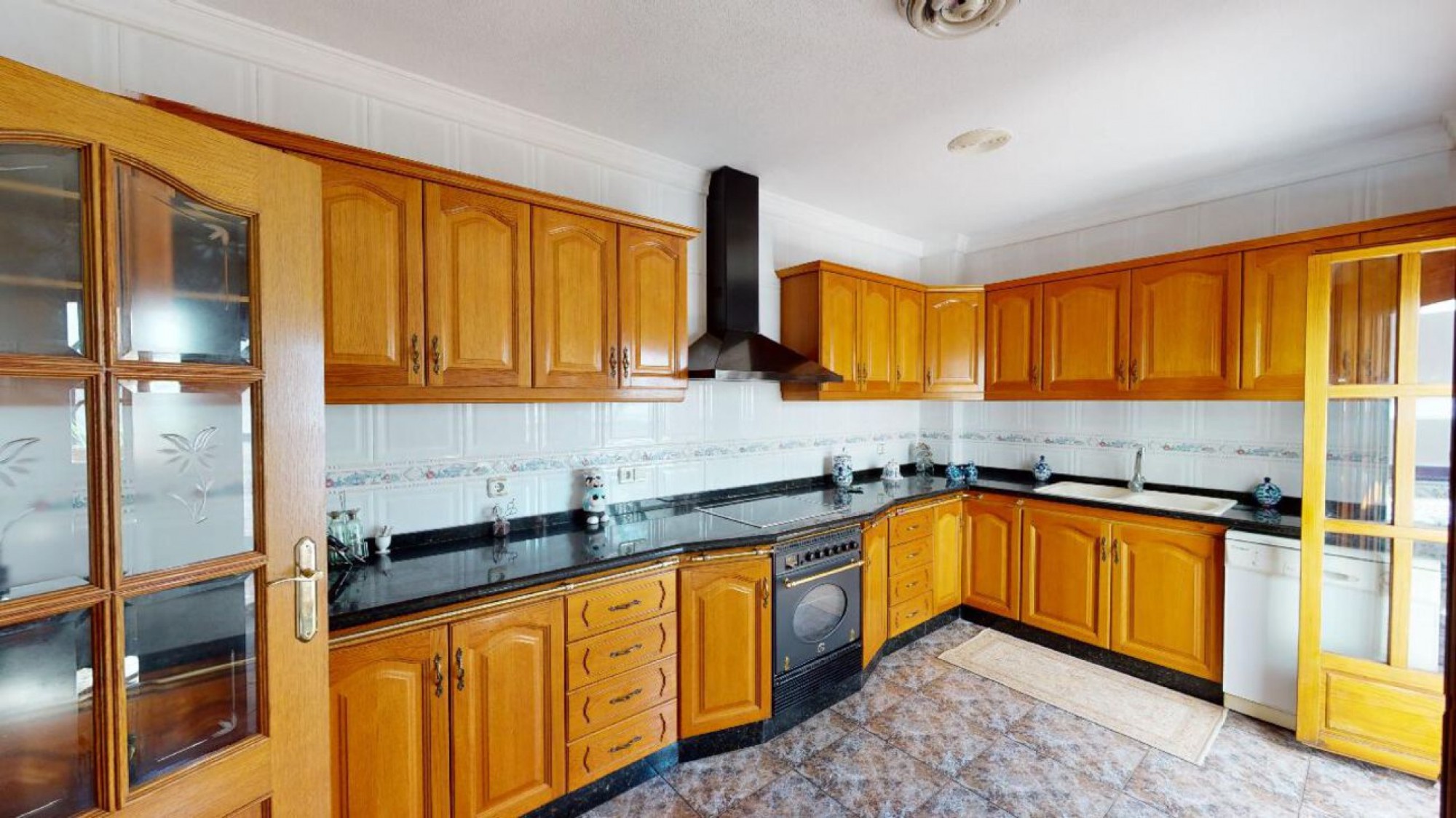 Herenhuis met 4 Slaapkamers in Sax, Alicante met Zwembad en Garage