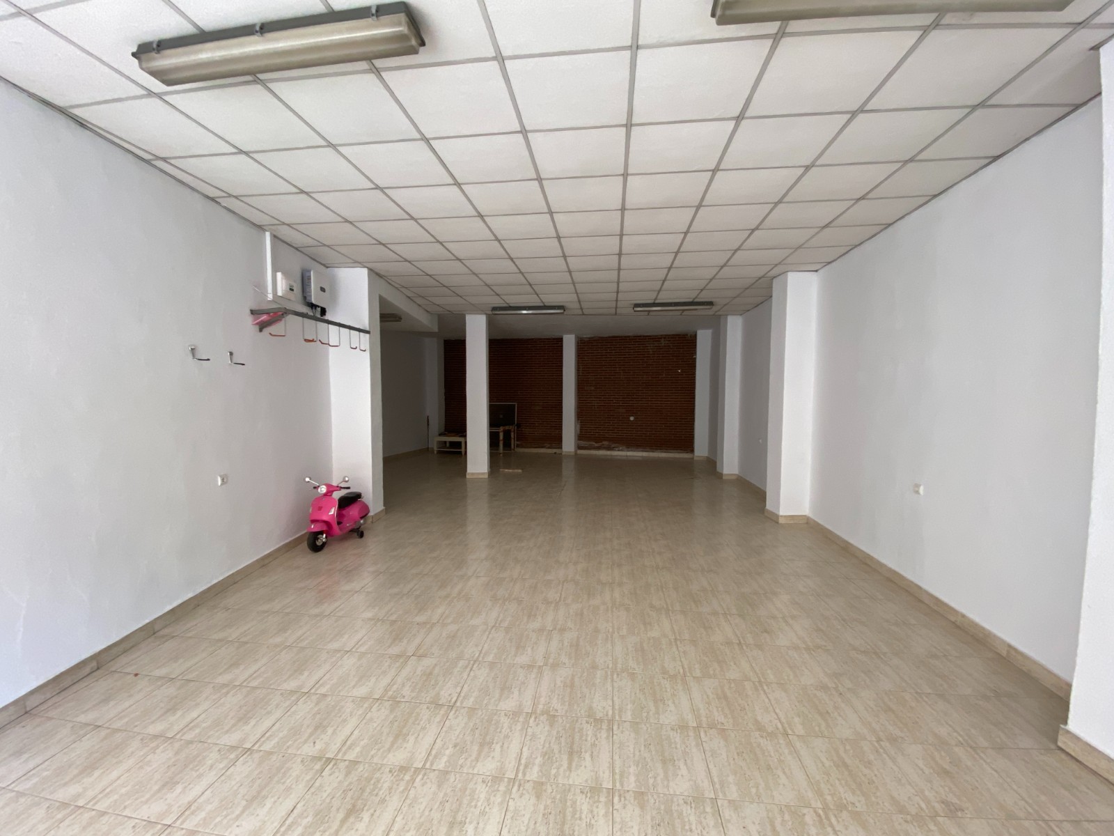 Rijwoning met 4 Slaapkamers in Sax, Alicante, met Dakterras en Ruime Garage
