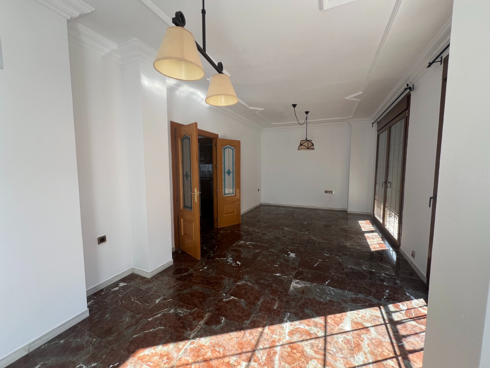 Rijwoning met 4 Slaapkamers in Sax, Alicante, met Dakterras en Ruime Garage