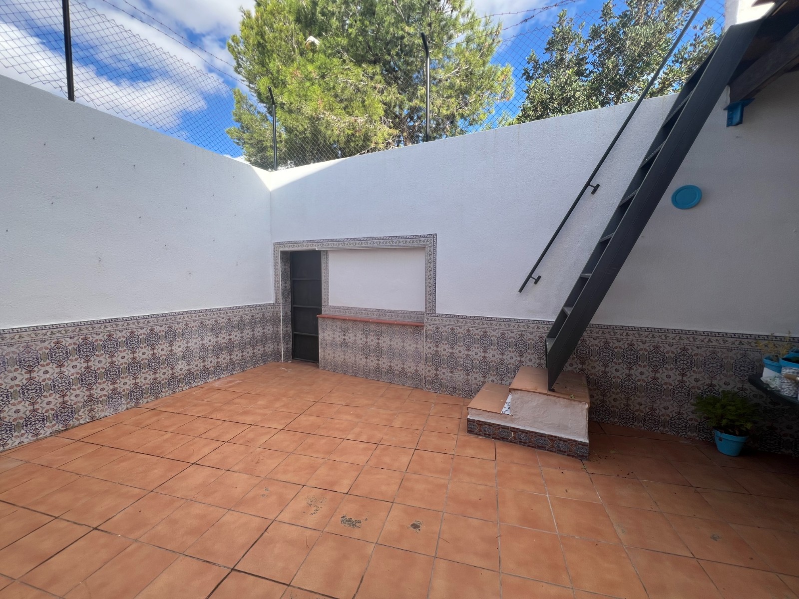 Rijwoning met 4 Slaapkamers in Sax, Alicante, met Dakterras en Ruime Garage