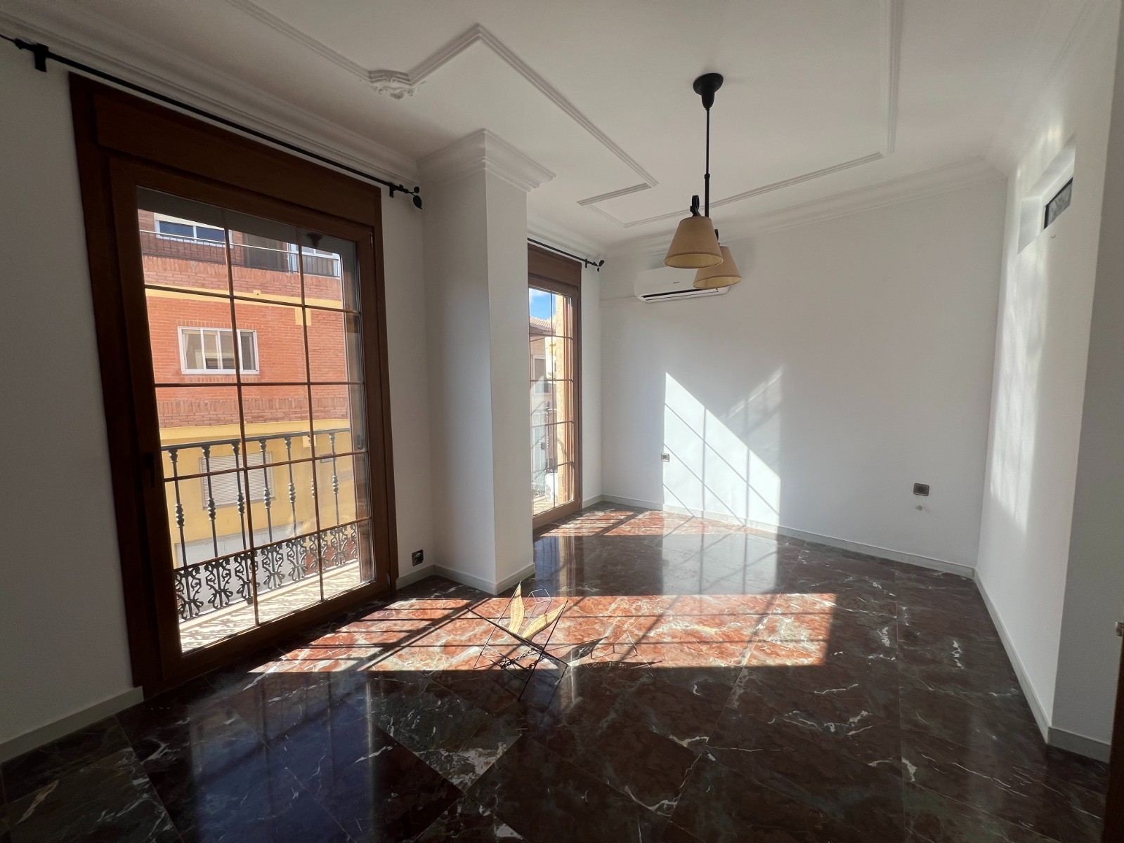 Rijwoning met 4 Slaapkamers in Sax, Alicante, met Dakterras en Ruime Garage