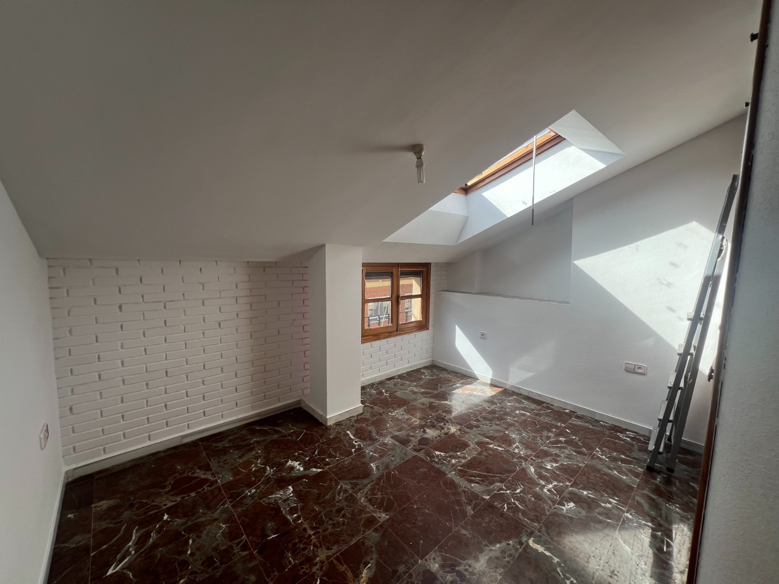 Rijwoning met 4 Slaapkamers in Sax, Alicante, met Dakterras en Ruime Garage