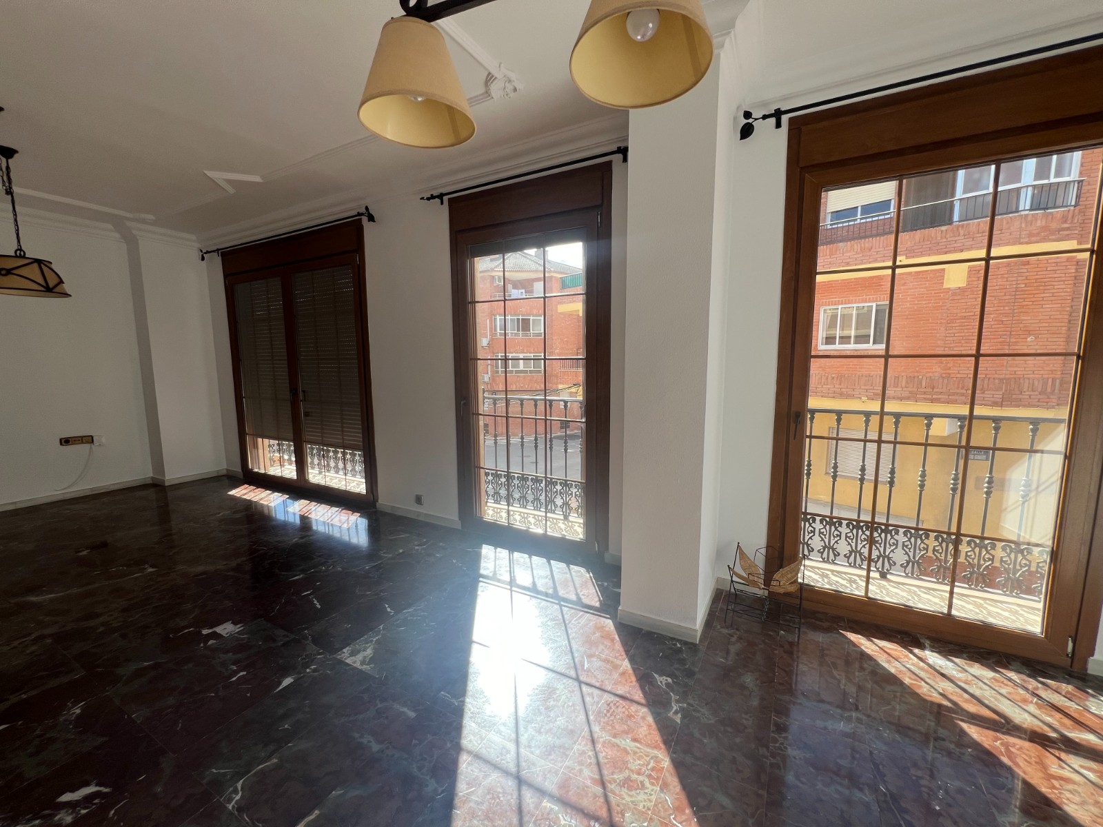 Rijwoning met 4 Slaapkamers in Sax, Alicante, met Dakterras en Ruime Garage