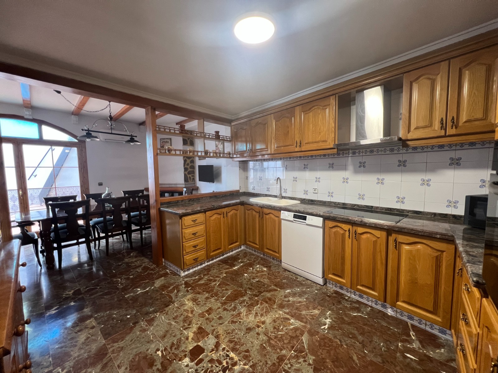 Rijwoning met 4 Slaapkamers in Sax, Alicante, met Dakterras en Ruime Garage