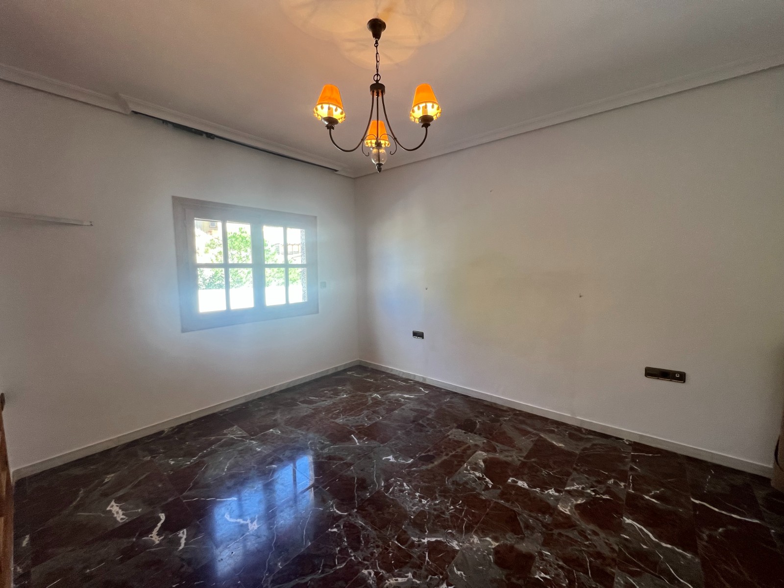 Rijwoning met 4 Slaapkamers in Sax, Alicante, met Dakterras en Ruime Garage