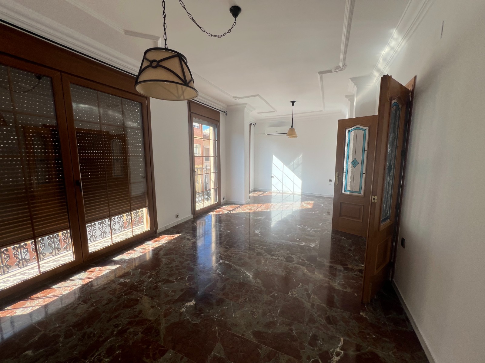 Rijwoning met 4 Slaapkamers in Sax, Alicante, met Dakterras en Ruime Garage