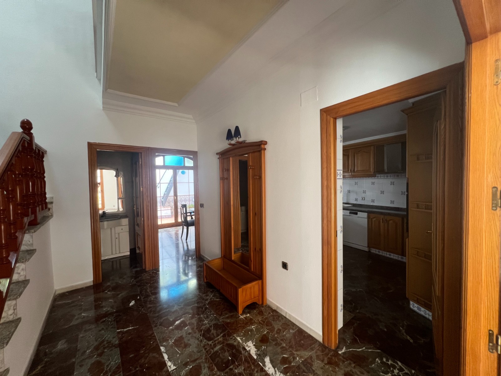 Rijwoning met 4 Slaapkamers in Sax, Alicante, met Dakterras en Ruime Garage