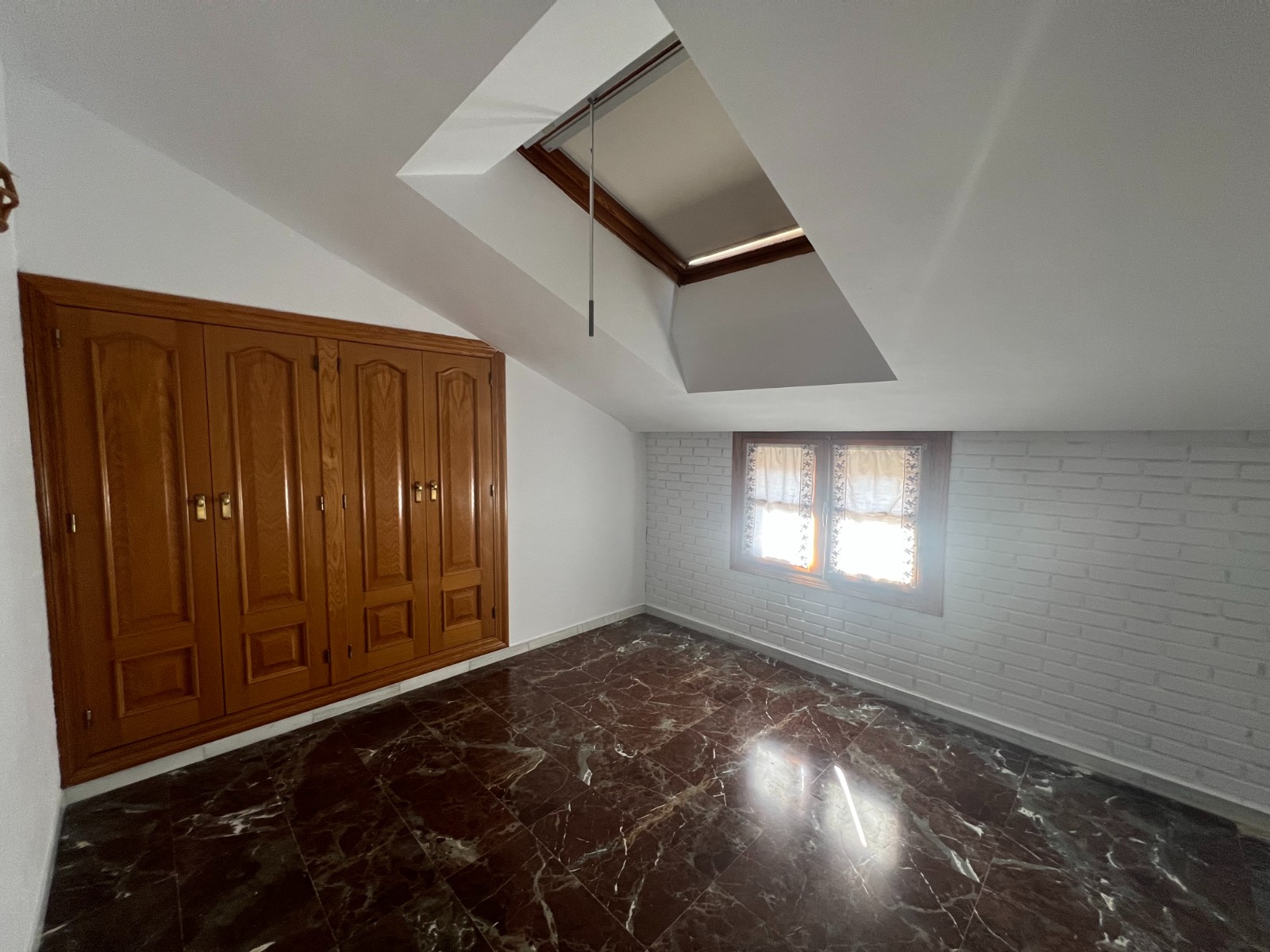 Rijwoning met 4 Slaapkamers in Sax, Alicante, met Dakterras en Ruime Garage