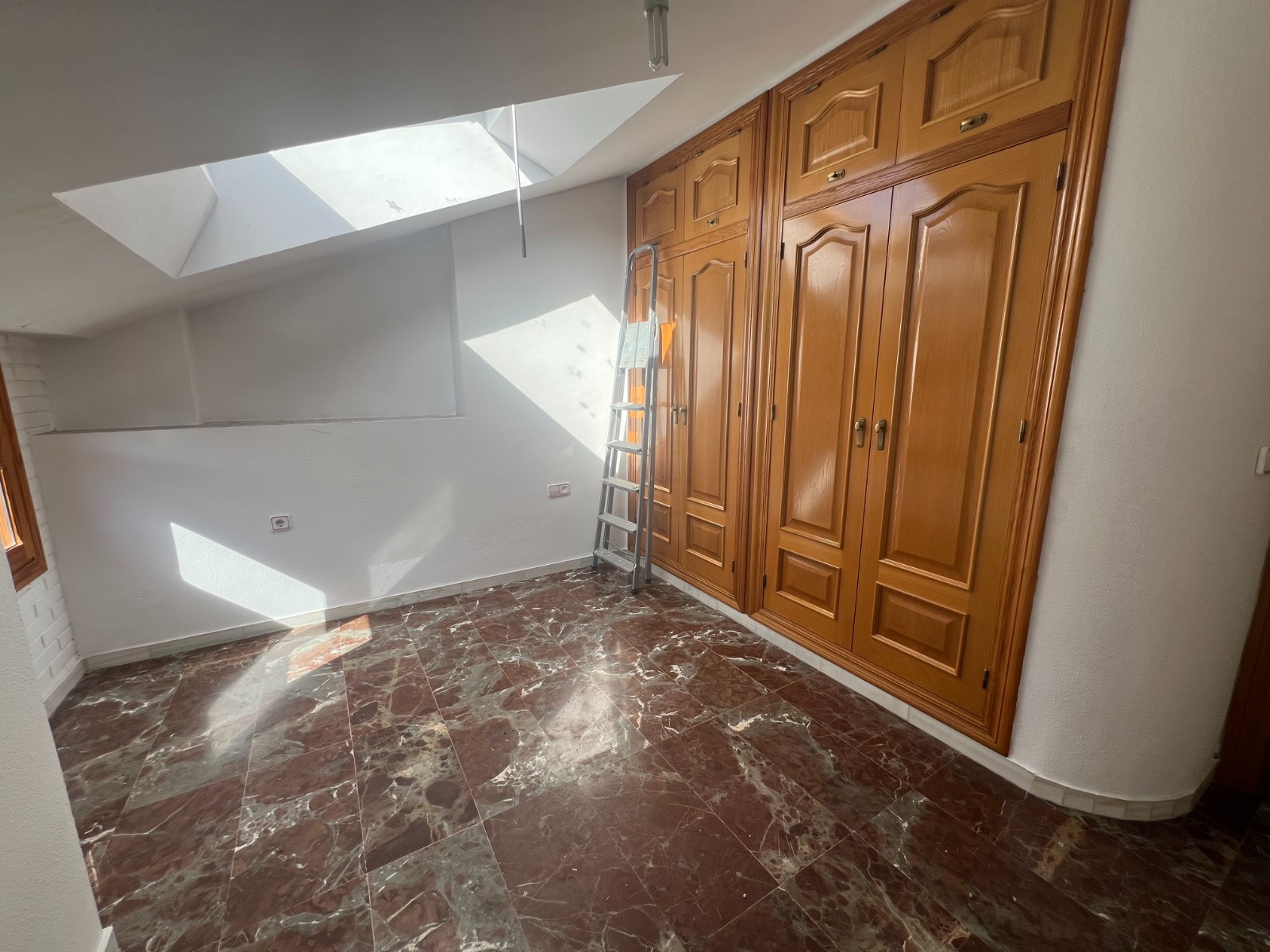 Rijwoning met 4 Slaapkamers in Sax, Alicante, met Dakterras en Ruime Garage