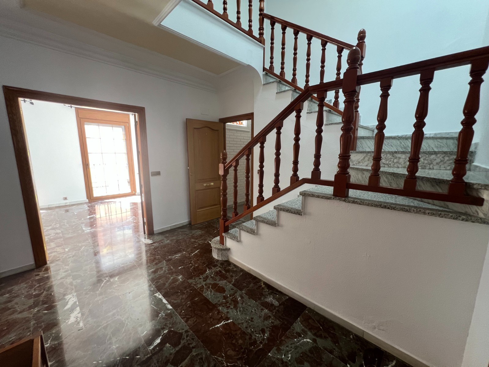 Rijwoning met 4 Slaapkamers in Sax, Alicante, met Dakterras en Ruime Garage