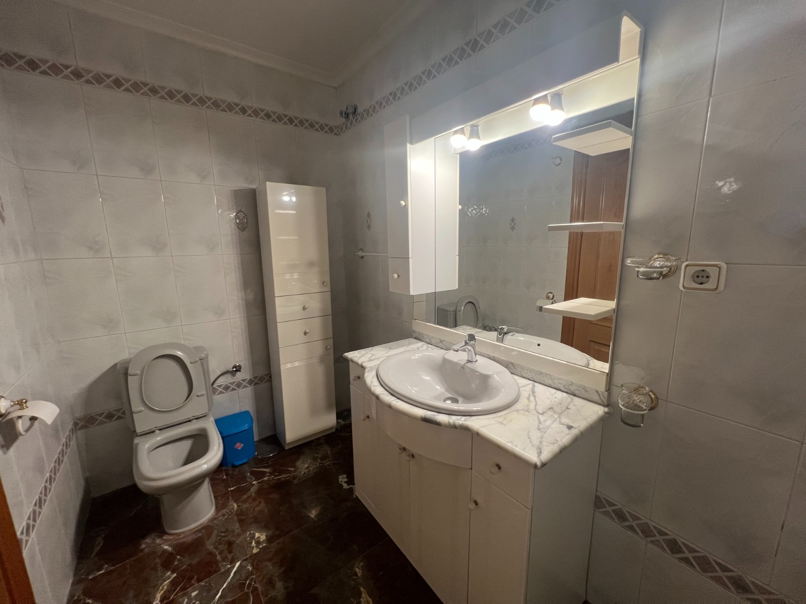 Rijwoning met 4 Slaapkamers in Sax, Alicante, met Dakterras en Ruime Garage