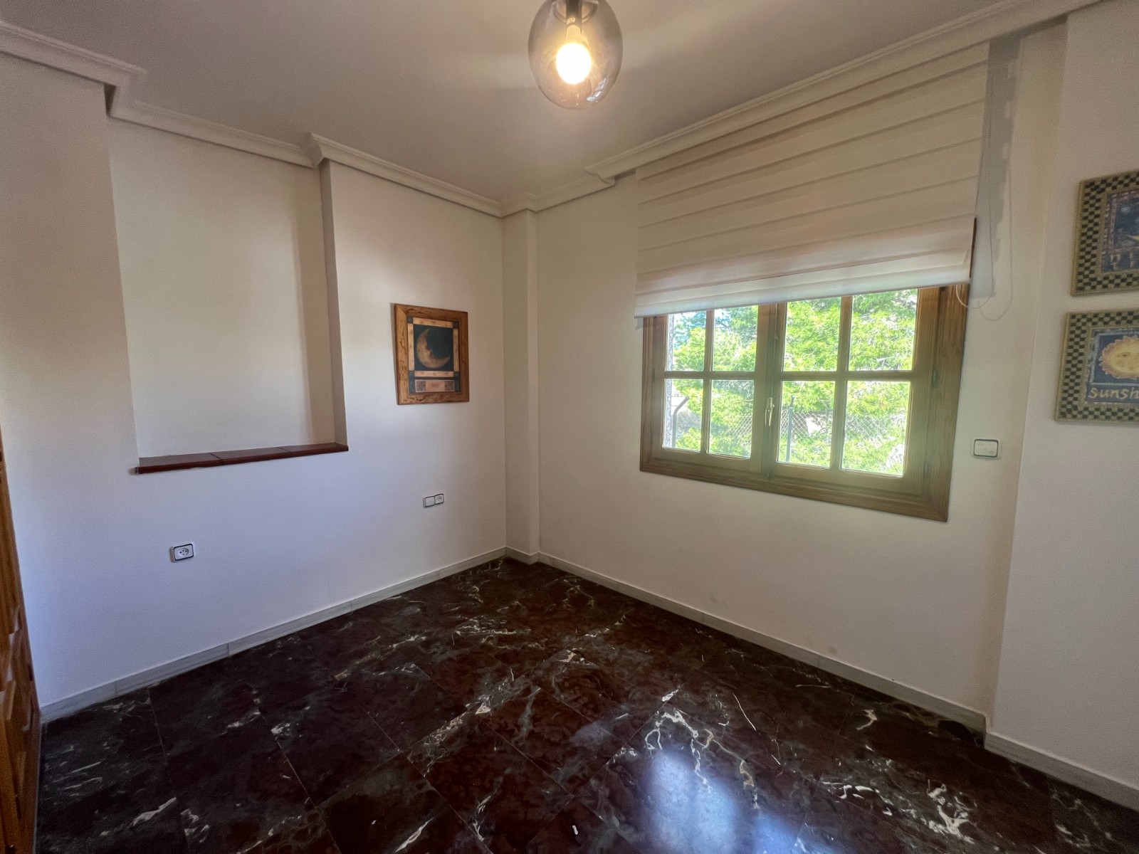 Rijwoning met 4 Slaapkamers in Sax, Alicante, met Dakterras en Ruime Garage