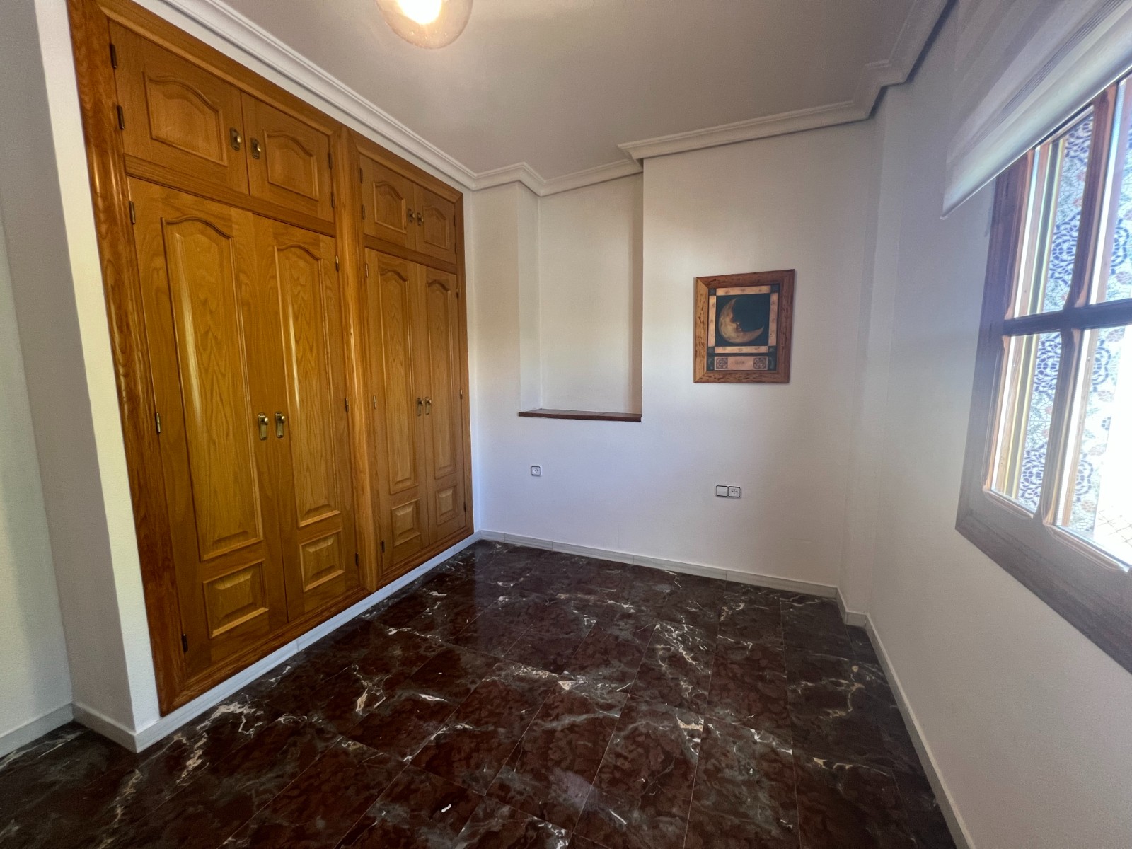 Rijwoning met 4 Slaapkamers in Sax, Alicante, met Dakterras en Ruime Garage