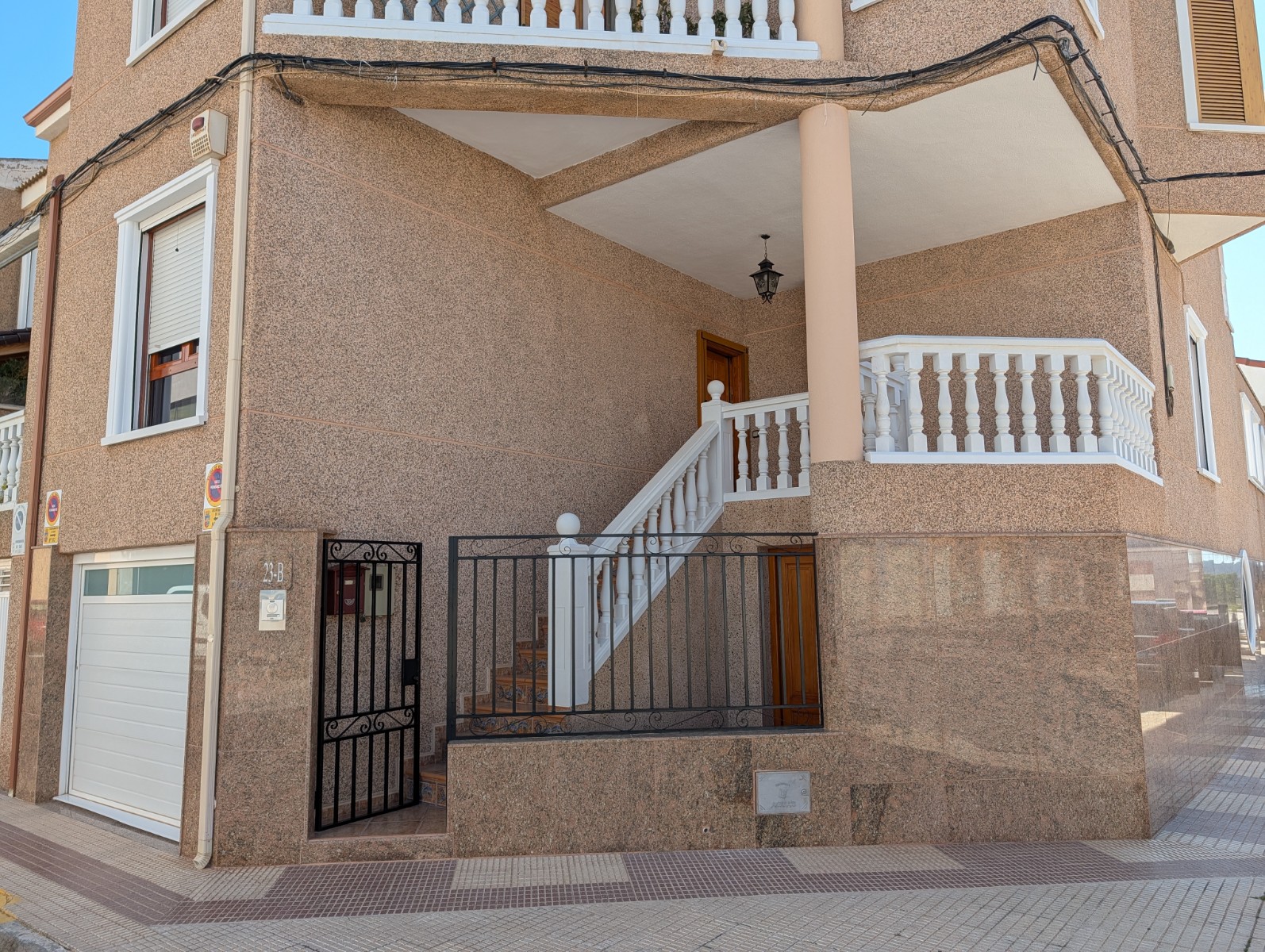 Rijtjeshuis met Vijf Slaapkamers in Sax, Alicante en Grote Garage
