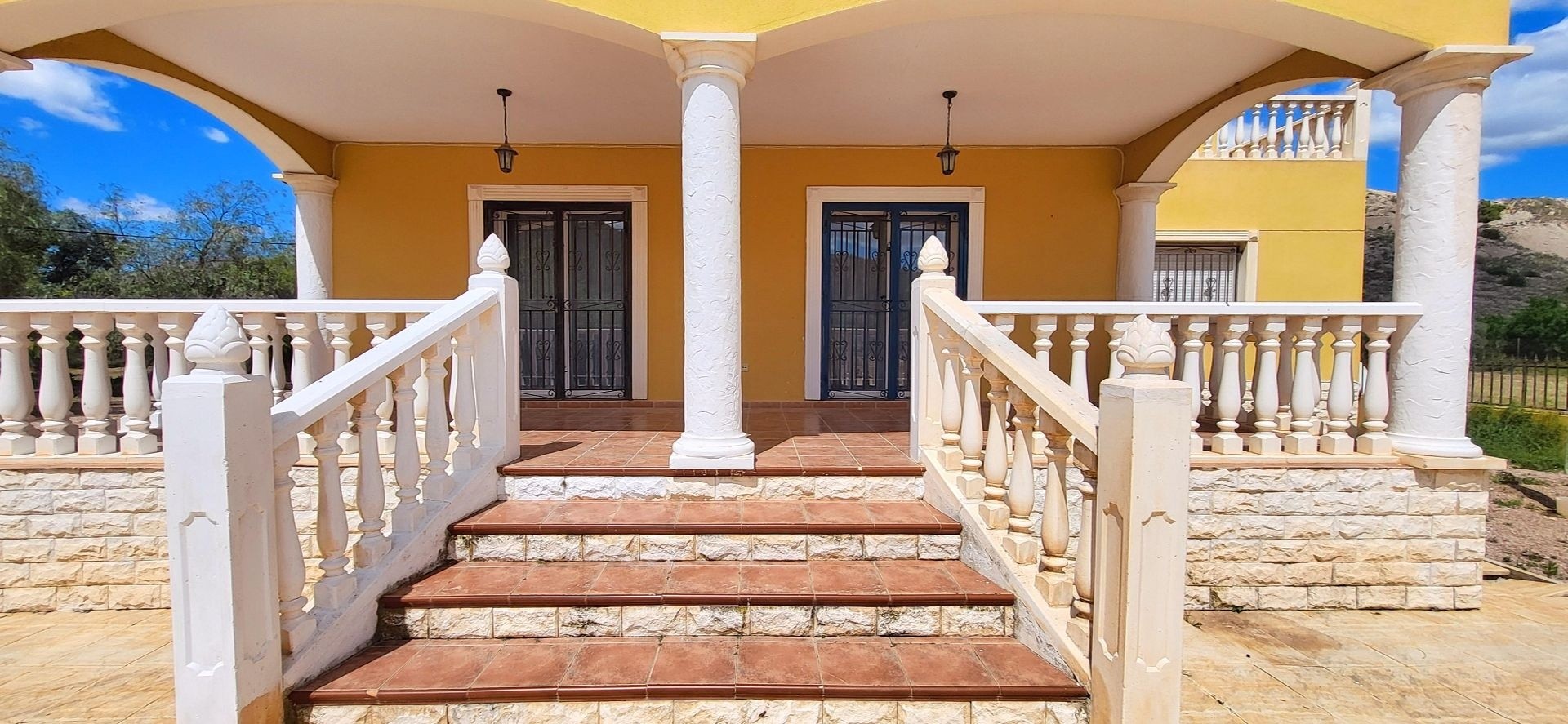 Villa with 4 Bedrooms and Pool in La Romana, Large Plot