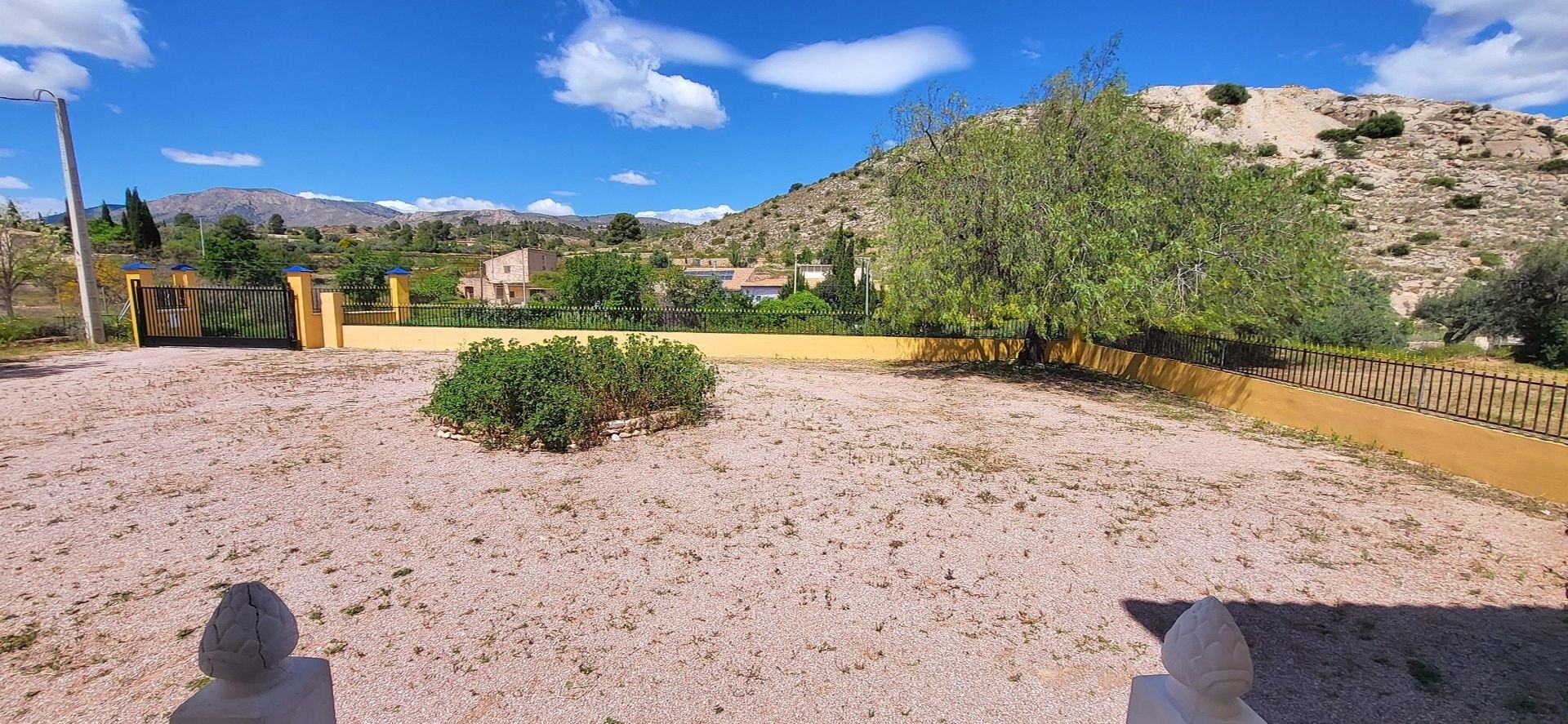 Villa with 4 Bedrooms and Pool in La Romana, Large Plot