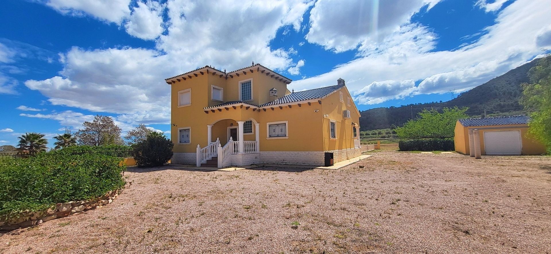 Villa with 4 Bedrooms and Pool in La Romana, Large Plot